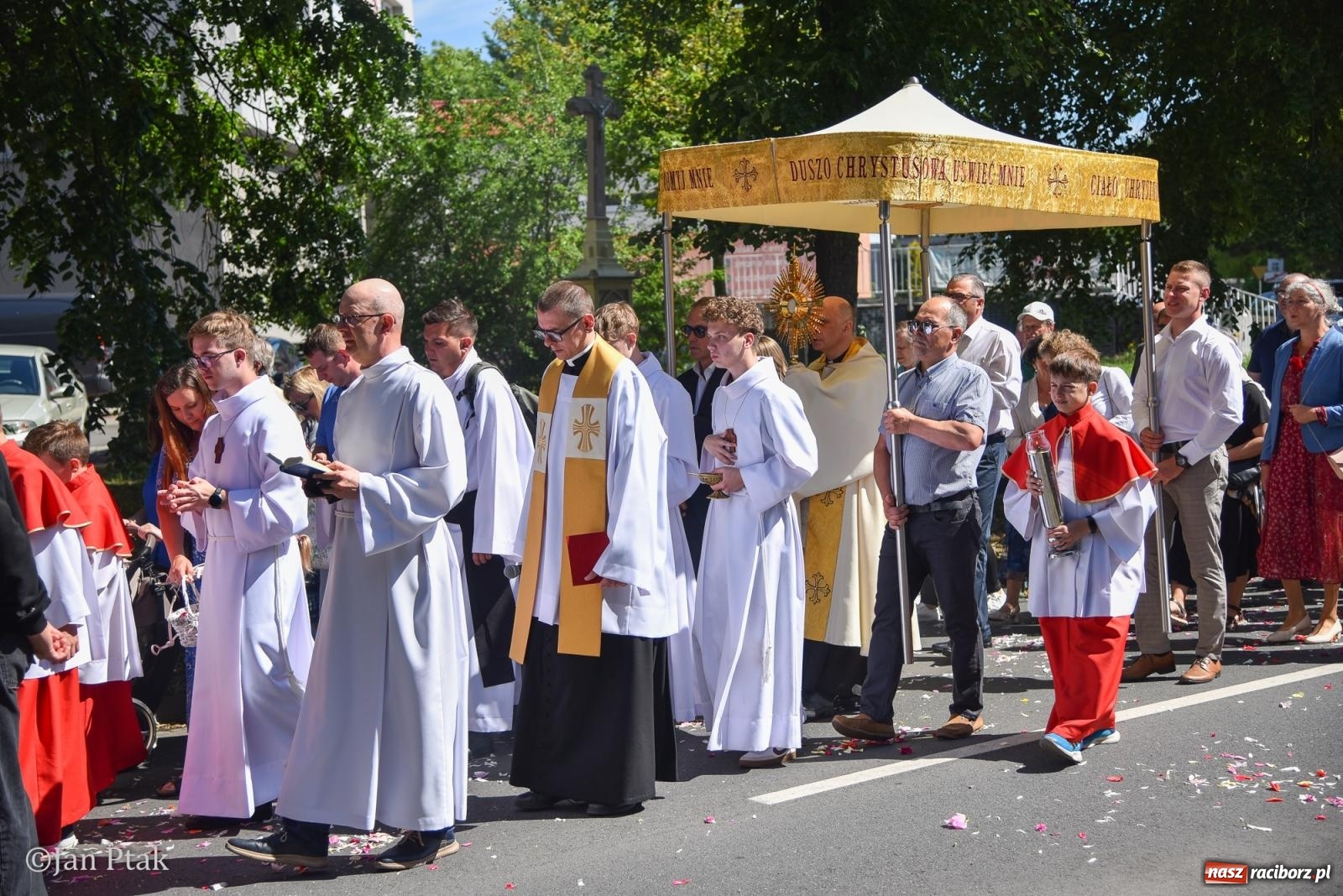 Zdjęcie w galerii na portalu naszraciborz.pl: Boże Ciało w największej raciborskiej parafii - fotorelacja z NSPJ wiadomości z regionu