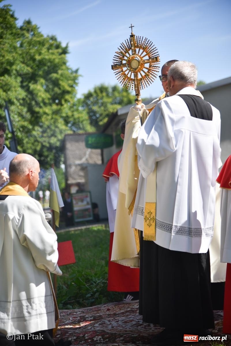 Zdjęcie w galerii na portalu naszraciborz.pl: Boże Ciało w największej raciborskiej parafii - fotorelacja z NSPJ wiadomości z regionu