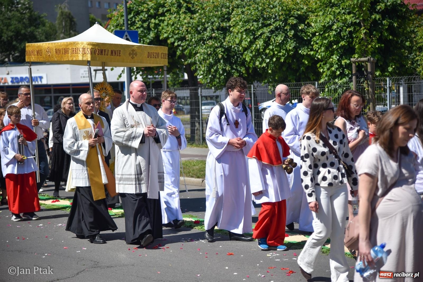 Zdjęcie w galerii na portalu naszraciborz.pl: Boże Ciało w największej raciborskiej parafii - fotorelacja z NSPJ wiadomości z regionu