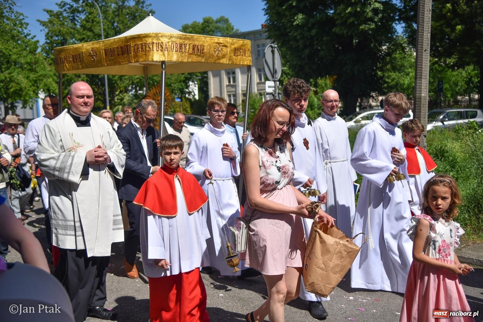 Zdjęcie w galerii na portalu naszraciborz.pl: Boże Ciało w największej raciborskiej parafii - fotorelacja z NSPJ wiadomości z regionu