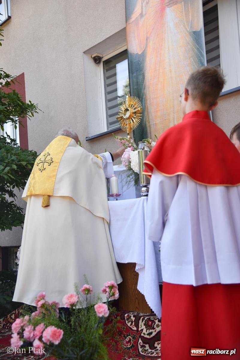 Zdjęcie w galerii na portalu naszraciborz.pl: Boże Ciało w największej raciborskiej parafii - fotorelacja z NSPJ wiadomości z regionu