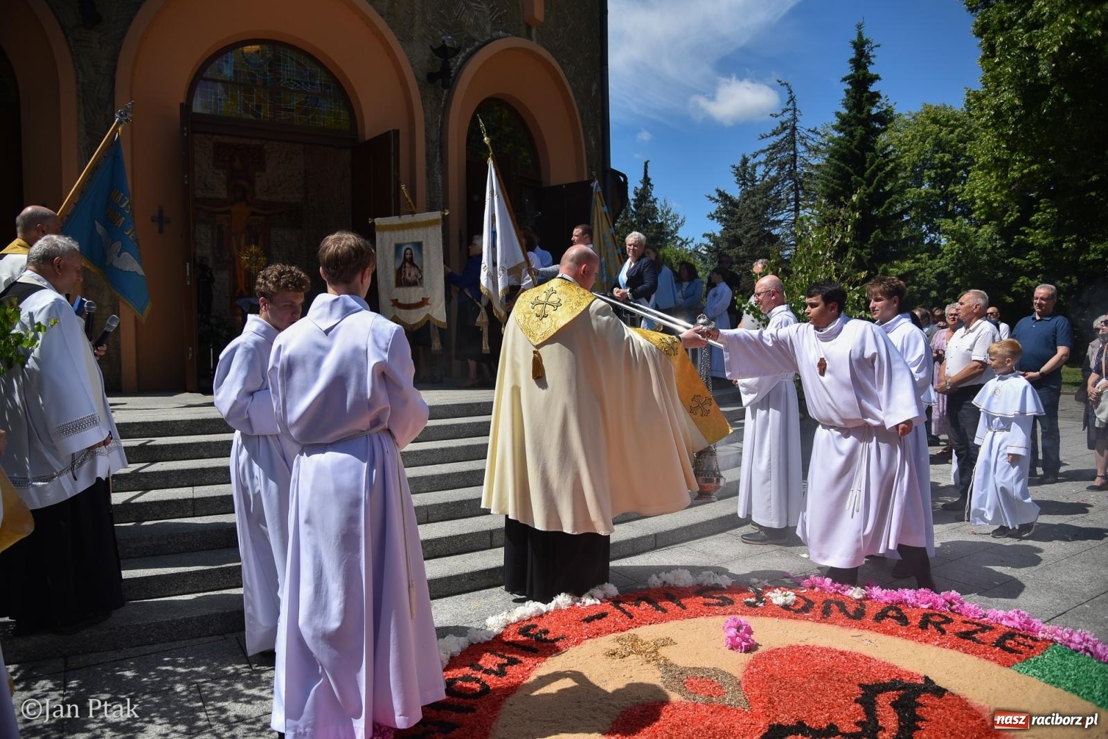 Zdjęcie w galerii na portalu naszraciborz.pl: Boże Ciało w największej raciborskiej parafii - fotorelacja z NSPJ wiadomości z regionu
