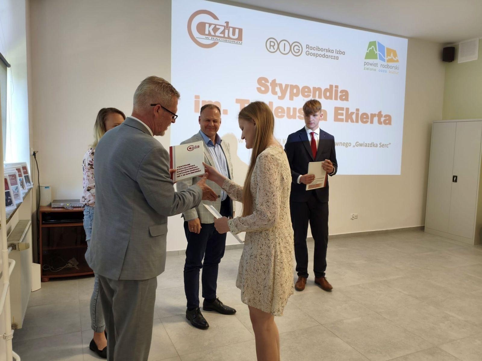 Zdjęcie w galerii na portalu naszraciborz.pl: W CKZiU nr 1 Budowlanka-Gastronomik wręczono Stypendia im. Tadeusza Ekierta wiadomości z regionu