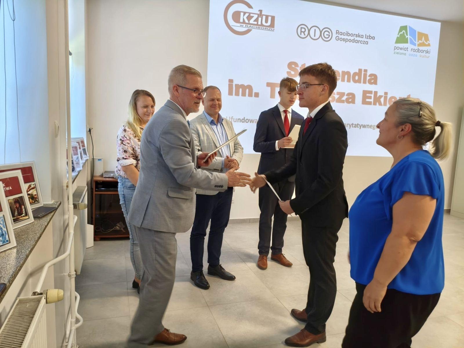 Zdjęcie w galerii na portalu naszraciborz.pl: W CKZiU nr 1 Budowlanka-Gastronomik wręczono Stypendia im. Tadeusza Ekierta wiadomości z regionu