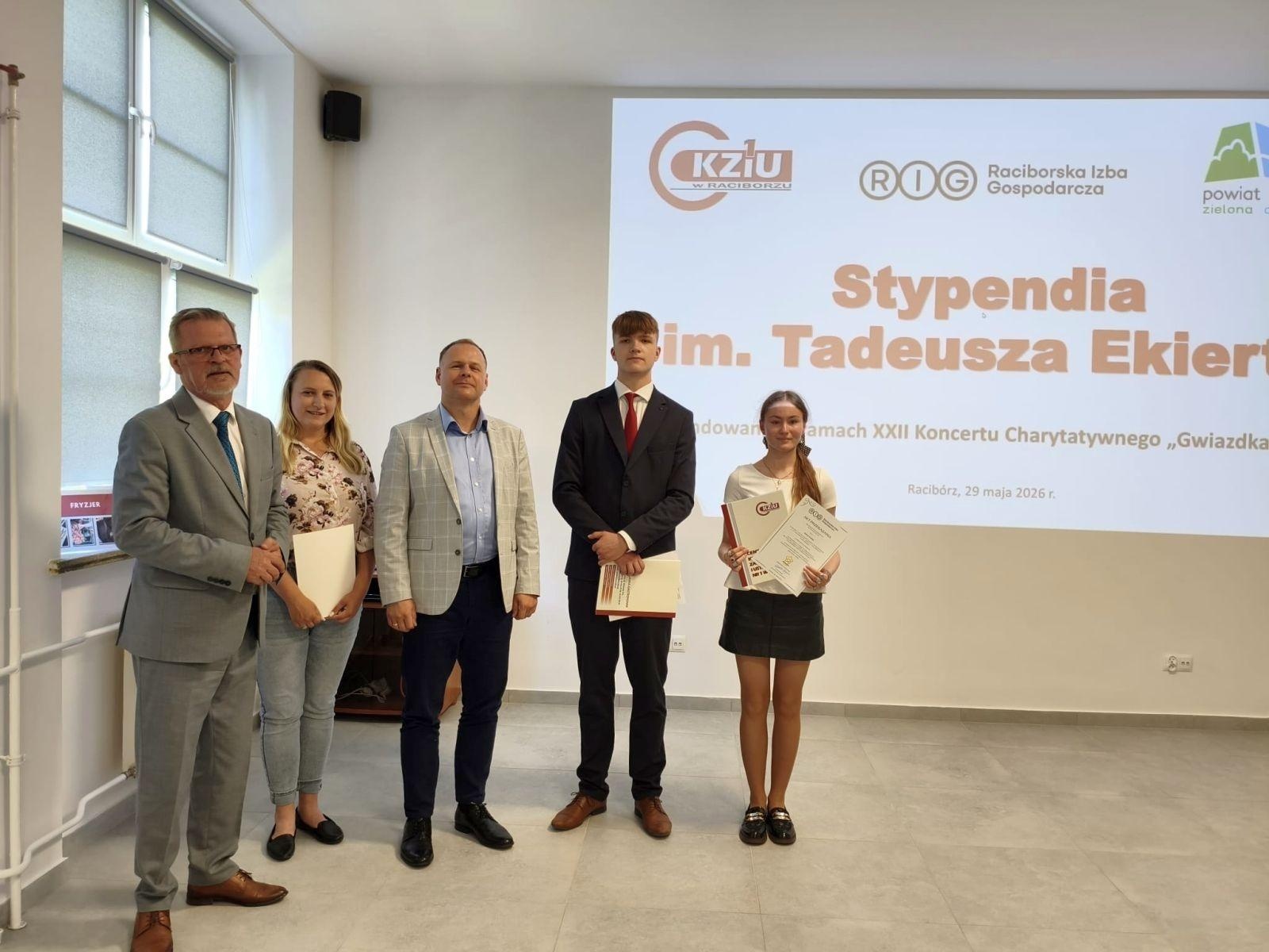 Zdjęcie w galerii na portalu naszraciborz.pl: W CKZiU nr 1 Budowlanka-Gastronomik wręczono Stypendia im. Tadeusza Ekierta wiadomości z regionu