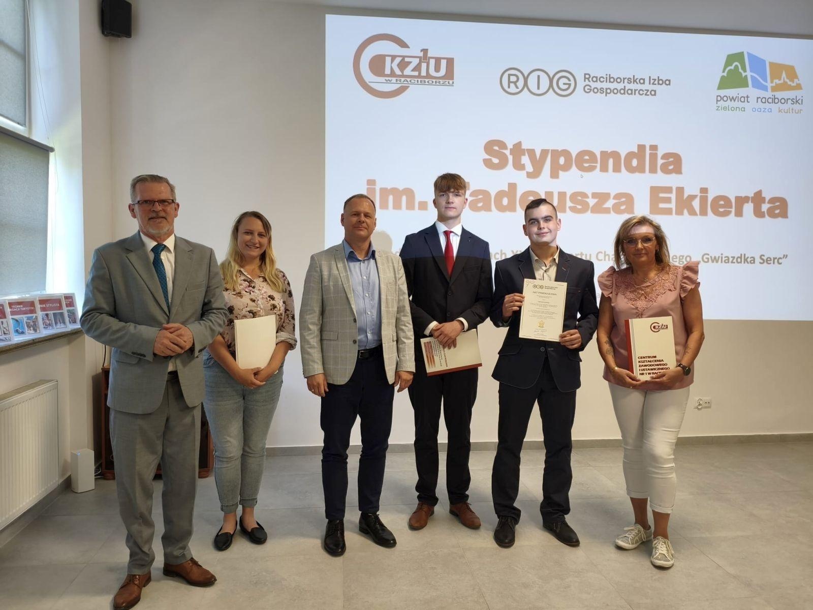 Zdjęcie w galerii na portalu naszraciborz.pl: W CKZiU nr 1 Budowlanka-Gastronomik wręczono Stypendia im. Tadeusza Ekierta wiadomości z regionu