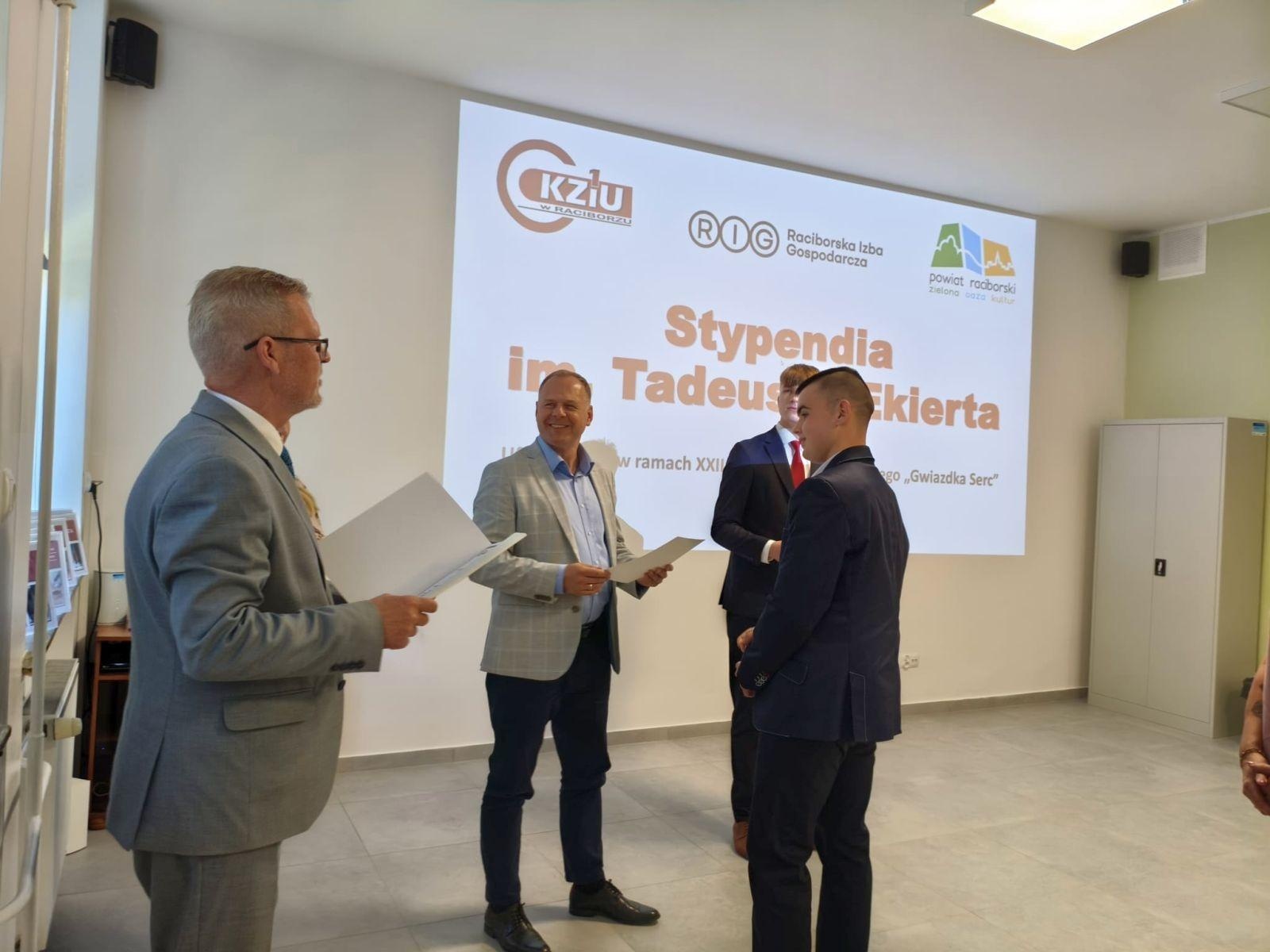 Zdjęcie w galerii na portalu naszraciborz.pl: W CKZiU nr 1 Budowlanka-Gastronomik wręczono Stypendia im. Tadeusza Ekierta wiadomości z regionu