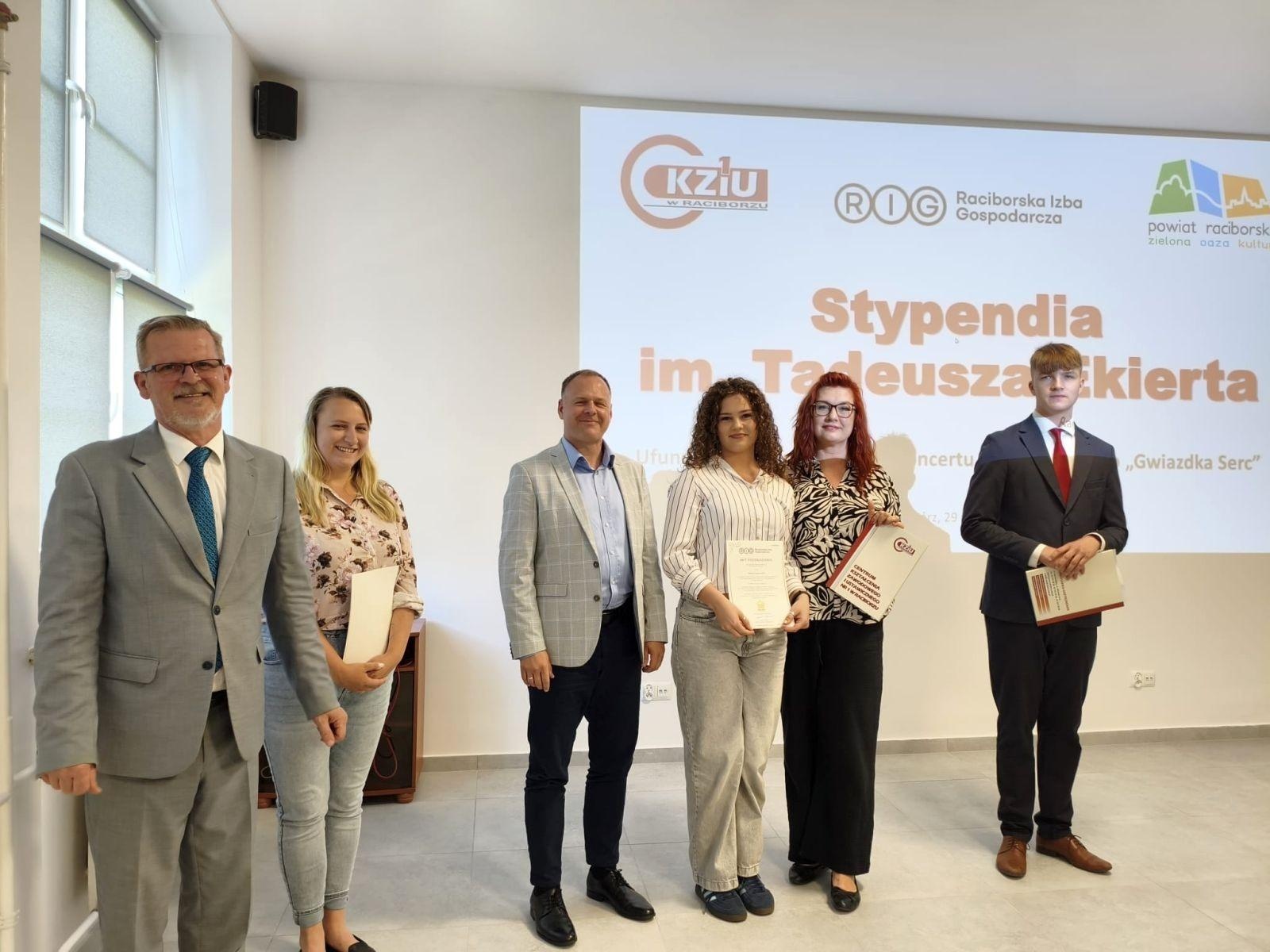 Zdjęcie w galerii na portalu naszraciborz.pl: W CKZiU nr 1 Budowlanka-Gastronomik wręczono Stypendia im. Tadeusza Ekierta wiadomości z regionu