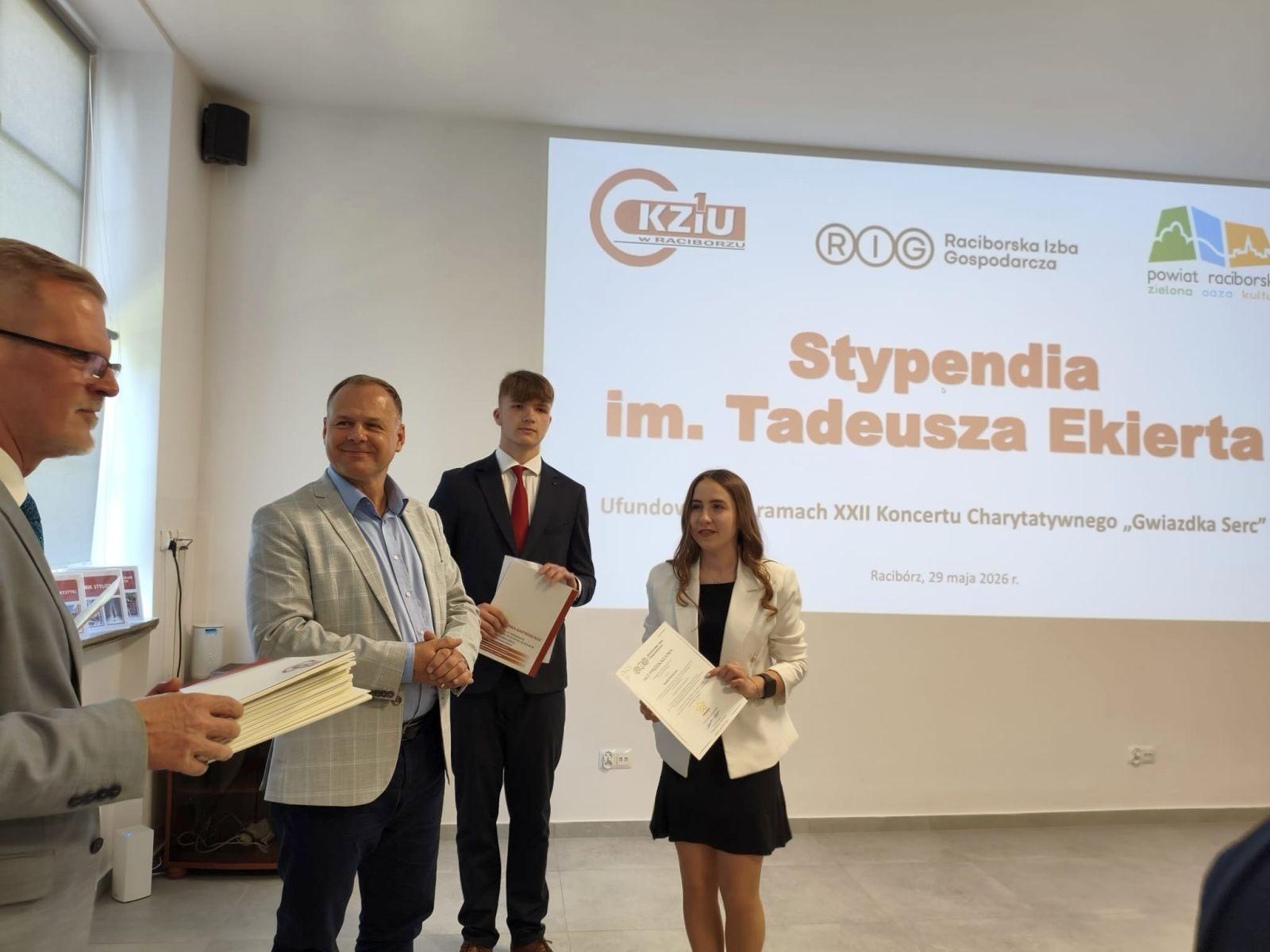 Zdjęcie w galerii na portalu naszraciborz.pl: W CKZiU nr 1 Budowlanka-Gastronomik wręczono Stypendia im. Tadeusza Ekierta wiadomości z regionu