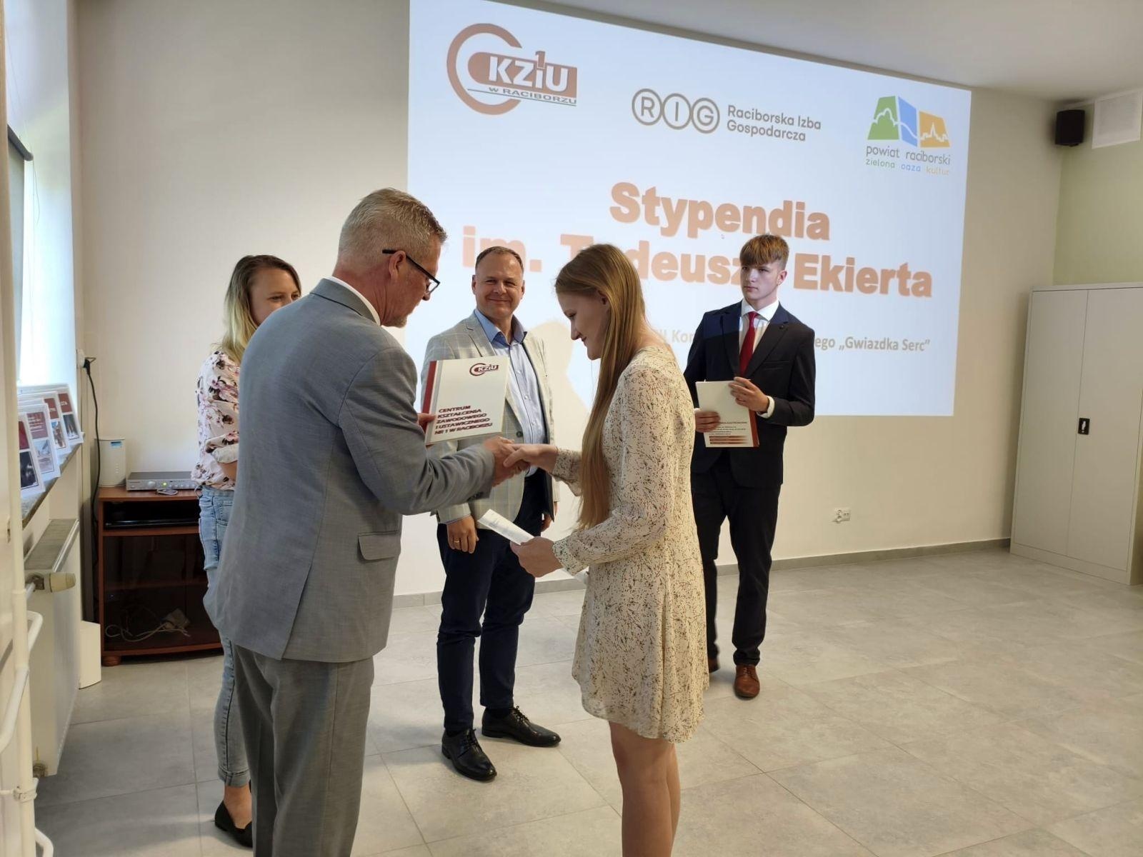 Zdjęcie w galerii na portalu naszraciborz.pl: W CKZiU nr 1 Budowlanka-Gastronomik wręczono Stypendia im. Tadeusza Ekierta wiadomości z regionu