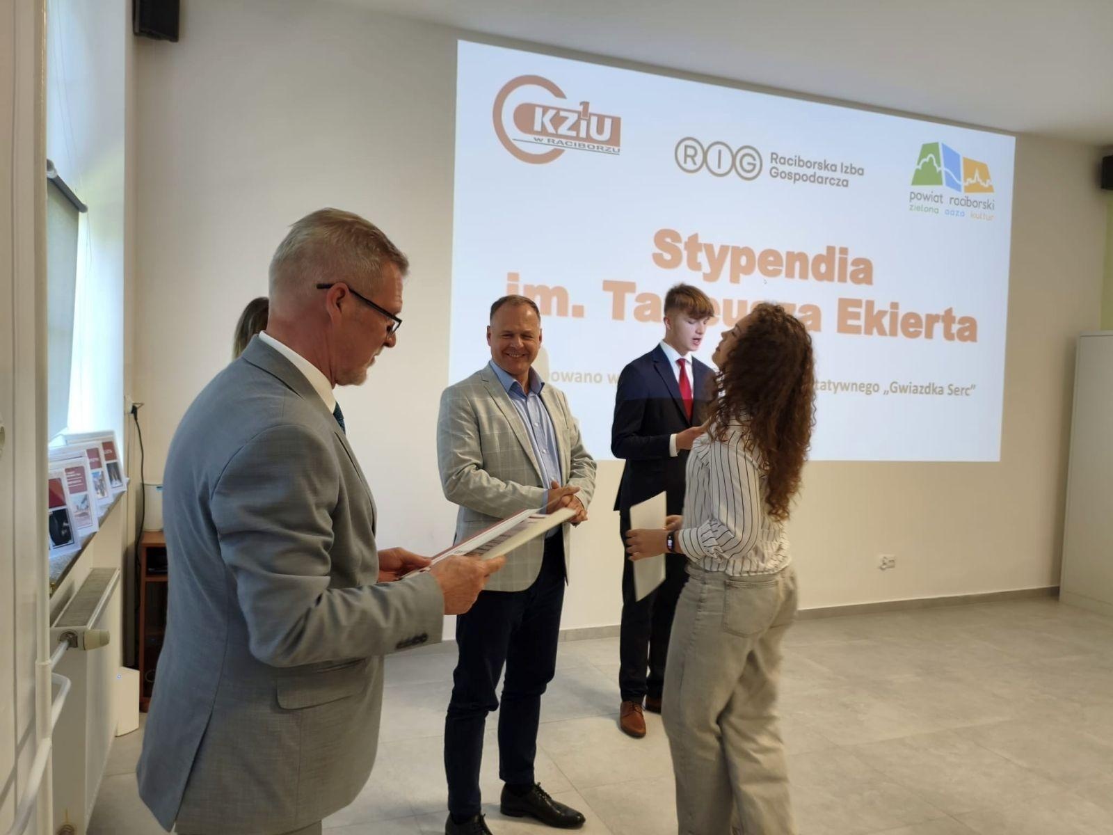 Zdjęcie w galerii na portalu naszraciborz.pl: W CKZiU nr 1 Budowlanka-Gastronomik wręczono Stypendia im. Tadeusza Ekierta wiadomości z regionu