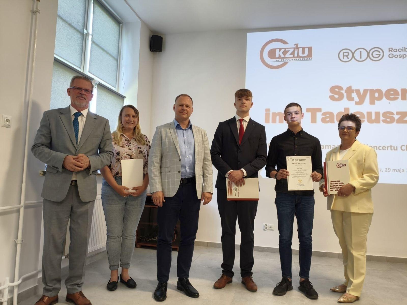 Zdjęcie w galerii na portalu naszraciborz.pl: W CKZiU nr 1 Budowlanka-Gastronomik wręczono Stypendia im. Tadeusza Ekierta wiadomości z regionu
