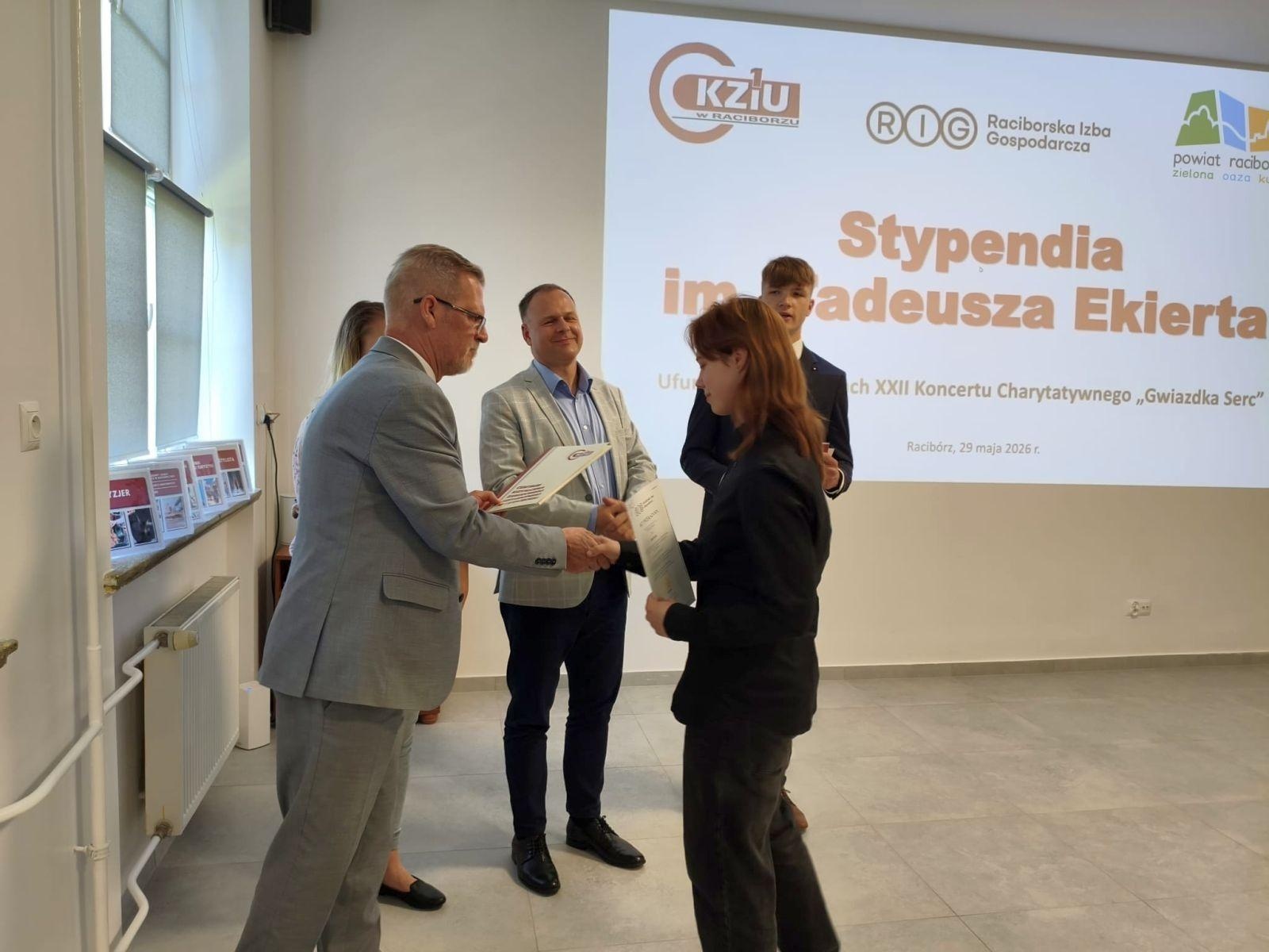 Zdjęcie w galerii na portalu naszraciborz.pl: W CKZiU nr 1 Budowlanka-Gastronomik wręczono Stypendia im. Tadeusza Ekierta wiadomości z regionu