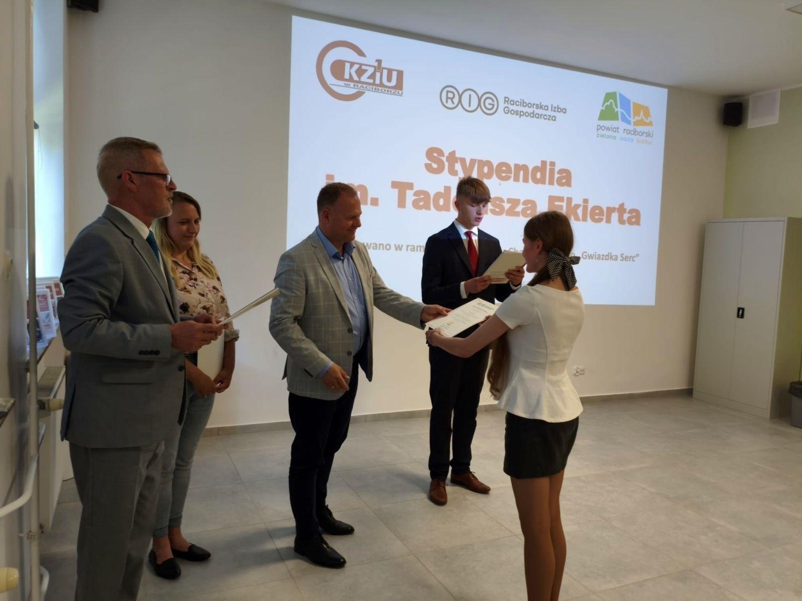 Zdjęcie w galerii na portalu naszraciborz.pl: W CKZiU nr 1 Budowlanka-Gastronomik wręczono Stypendia im. Tadeusza Ekierta wiadomości z regionu