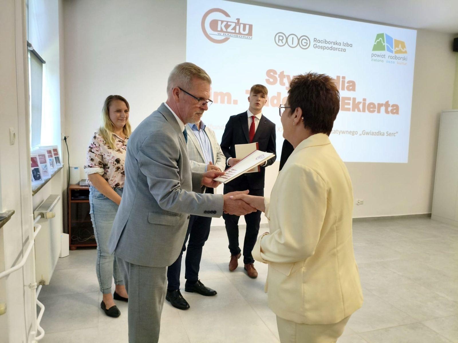 Zdjęcie w galerii na portalu naszraciborz.pl: W CKZiU nr 1 Budowlanka-Gastronomik wręczono Stypendia im. Tadeusza Ekierta wiadomości z regionu