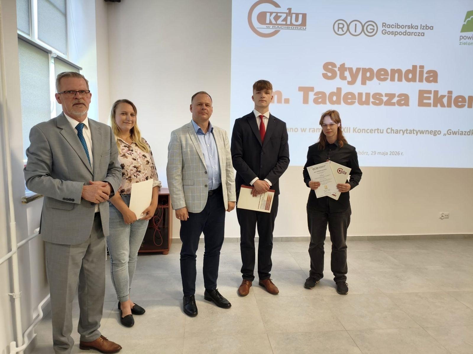 Zdjęcie w galerii na portalu naszraciborz.pl: W CKZiU nr 1 Budowlanka-Gastronomik wręczono Stypendia im. Tadeusza Ekierta wiadomości z regionu