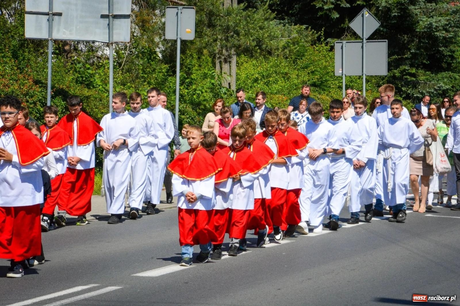 Zdjęcie w galerii na portalu naszraciborz.pl: Tłumy na procesji Bożego Ciała w Brzeziu. Na drodze Najświętszego Sakramentu prawdziwe dzieła sztuki wiadomości z regionu