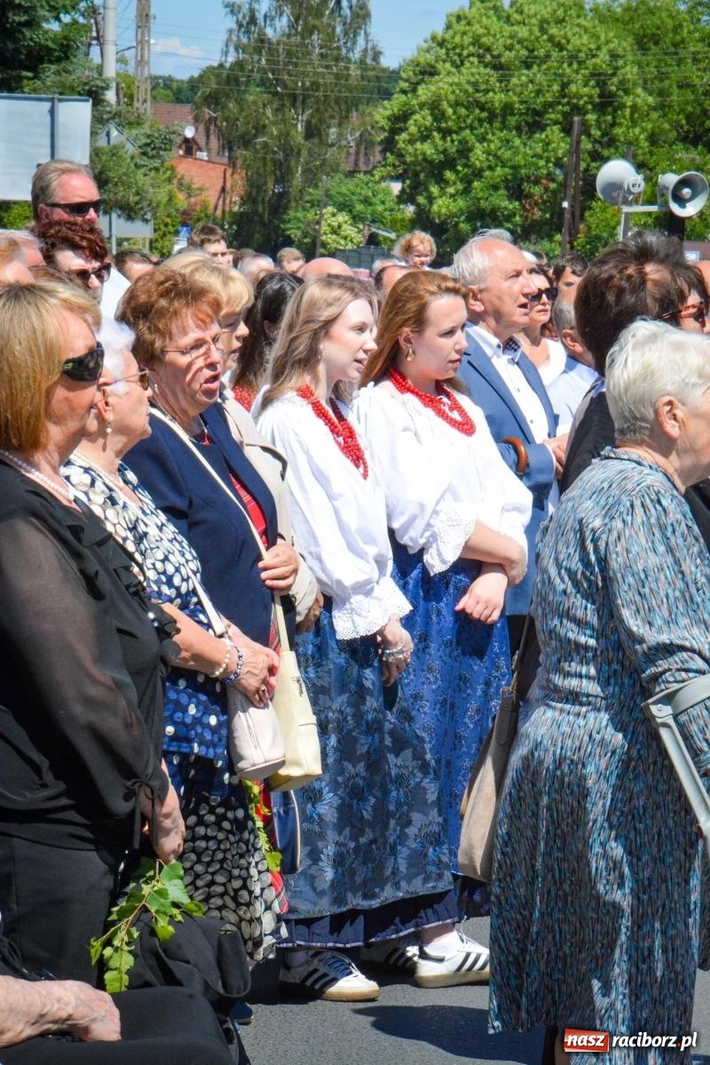 Zdjęcie w galerii na portalu naszraciborz.pl: Tłumy na procesji Bożego Ciała w Brzeziu. Na drodze Najświętszego Sakramentu prawdziwe dzieła sztuki wiadomości z regionu