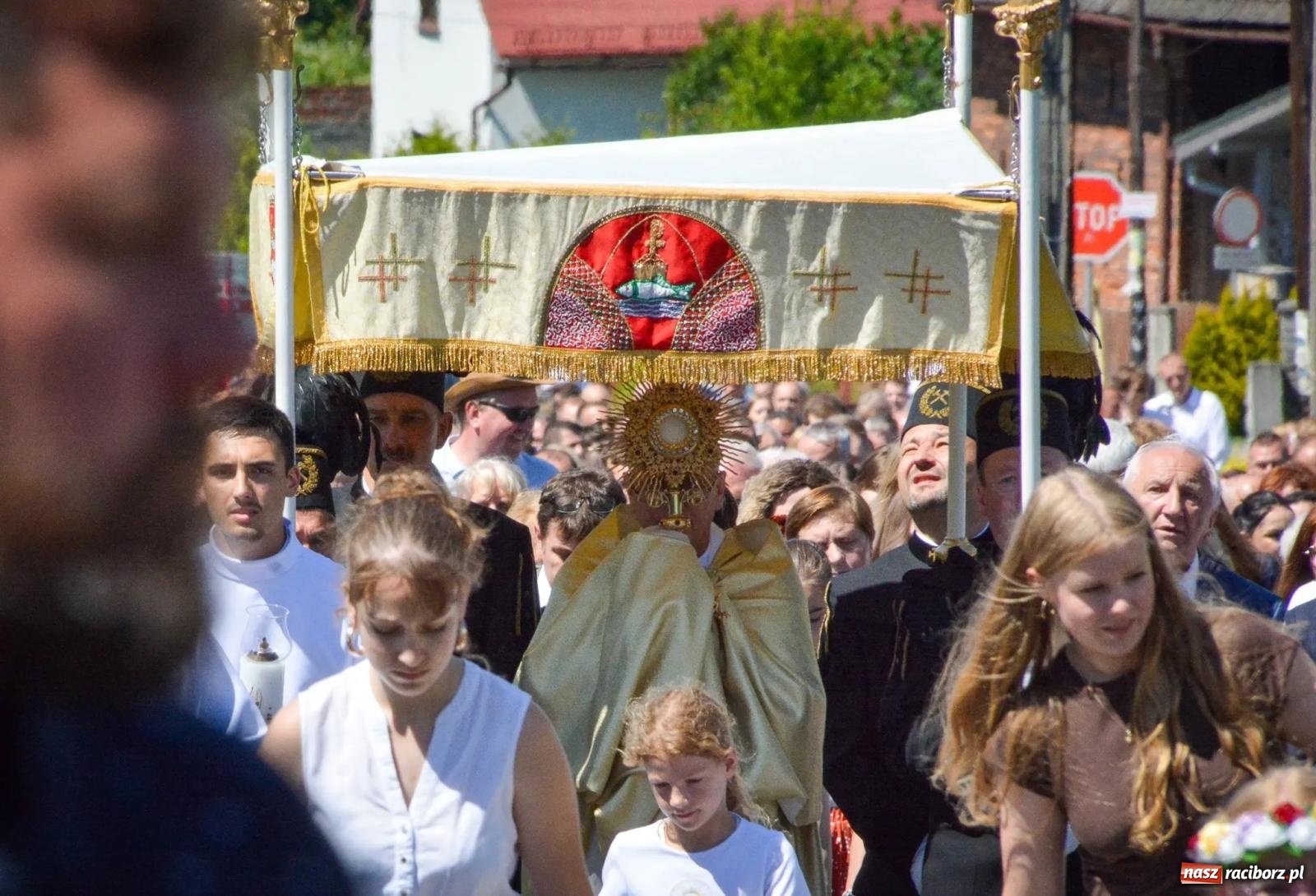 Zdjęcie w galerii na portalu naszraciborz.pl: Tłumy na procesji Bożego Ciała w Brzeziu. Na drodze Najświętszego Sakramentu prawdziwe dzieła sztuki wiadomości z regionu