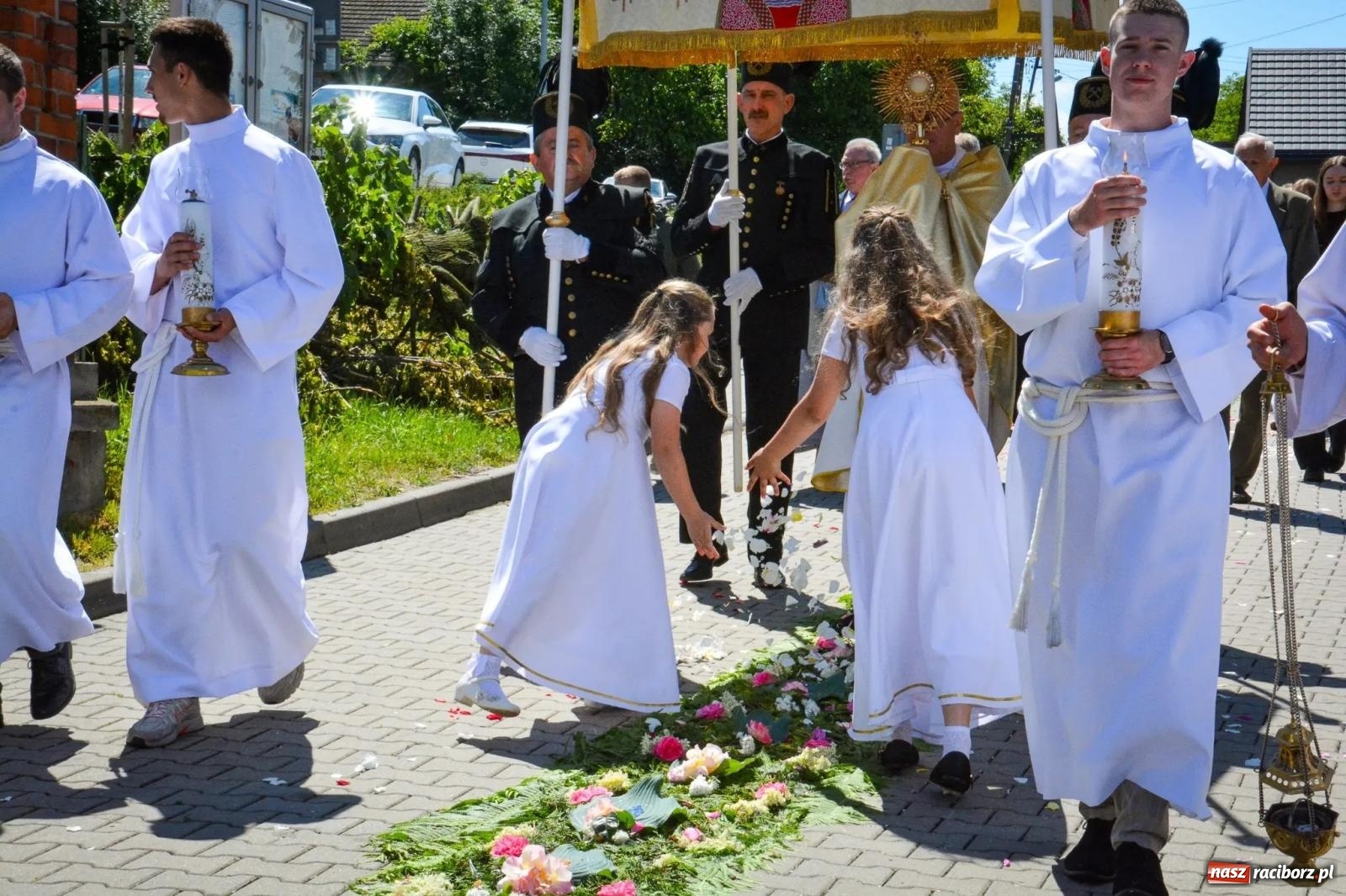 Zdjęcie w galerii na portalu naszraciborz.pl: Tłumy na procesji Bożego Ciała w Brzeziu. Na drodze Najświętszego Sakramentu prawdziwe dzieła sztuki wiadomości z regionu