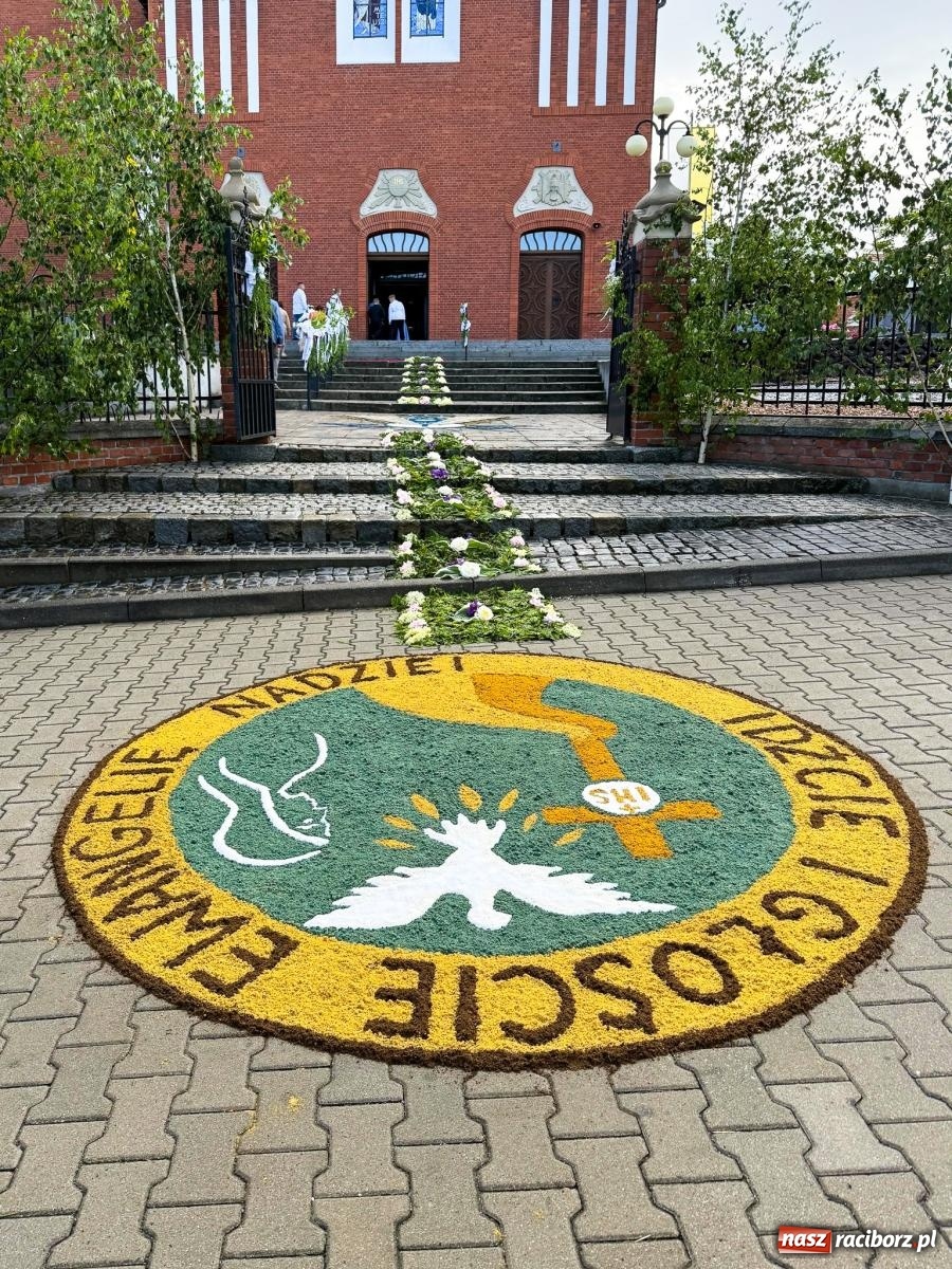 Zdjęcie w galerii na portalu naszraciborz.pl: Tłumy na procesji Bożego Ciała w Brzeziu. Na drodze Najświętszego Sakramentu prawdziwe dzieła sztuki wiadomości z regionu