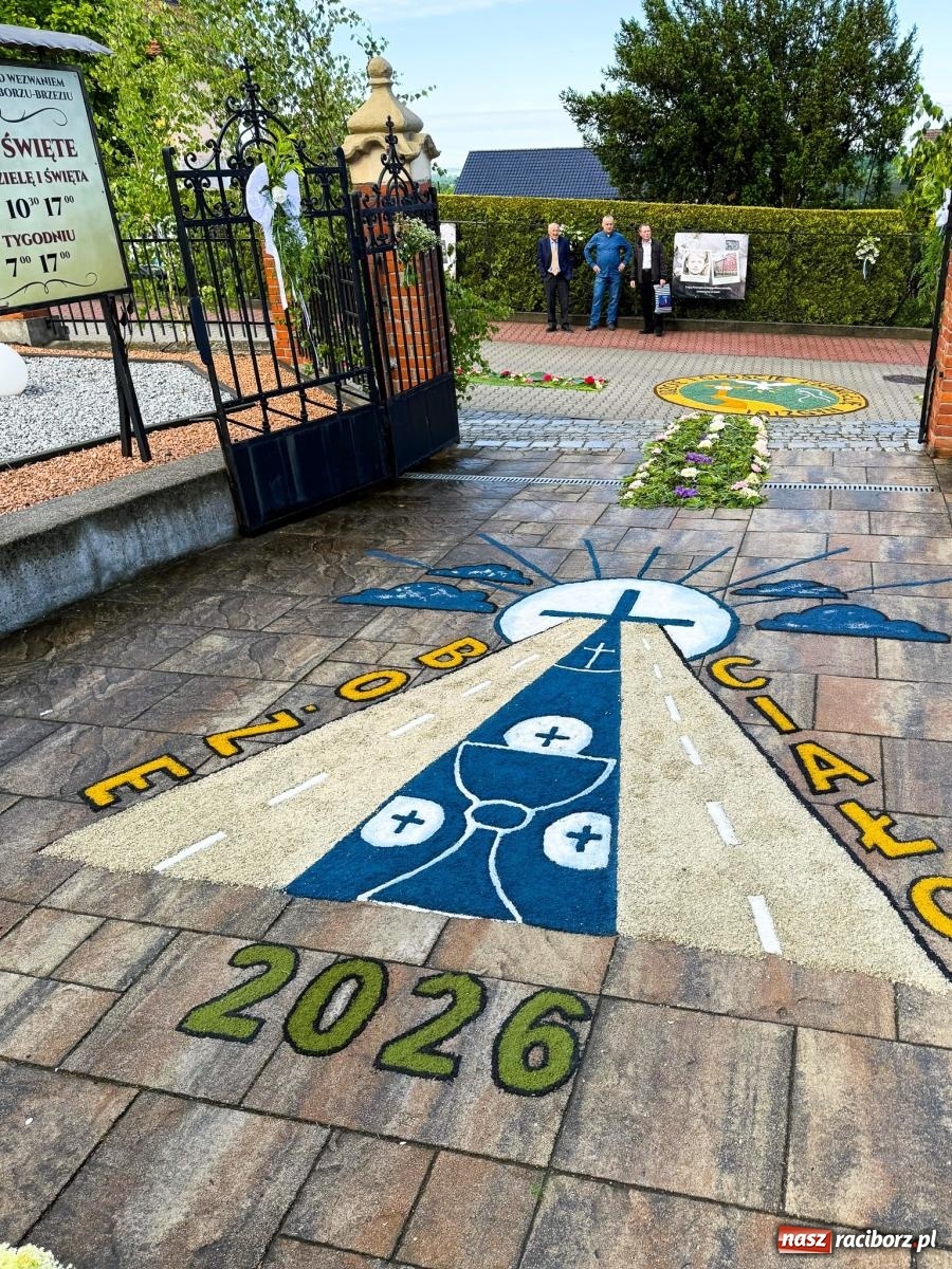 Zdjęcie w galerii na portalu naszraciborz.pl: Tłumy na procesji Bożego Ciała w Brzeziu. Na drodze Najświętszego Sakramentu prawdziwe dzieła sztuki wiadomości z regionu