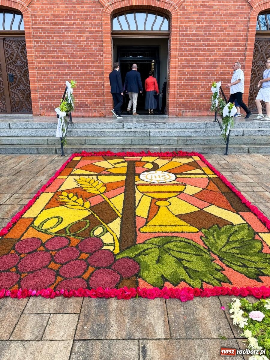 Zdjęcie w galerii na portalu naszraciborz.pl: Tłumy na procesji Bożego Ciała w Brzeziu. Na drodze Najświętszego Sakramentu prawdziwe dzieła sztuki wiadomości z regionu
