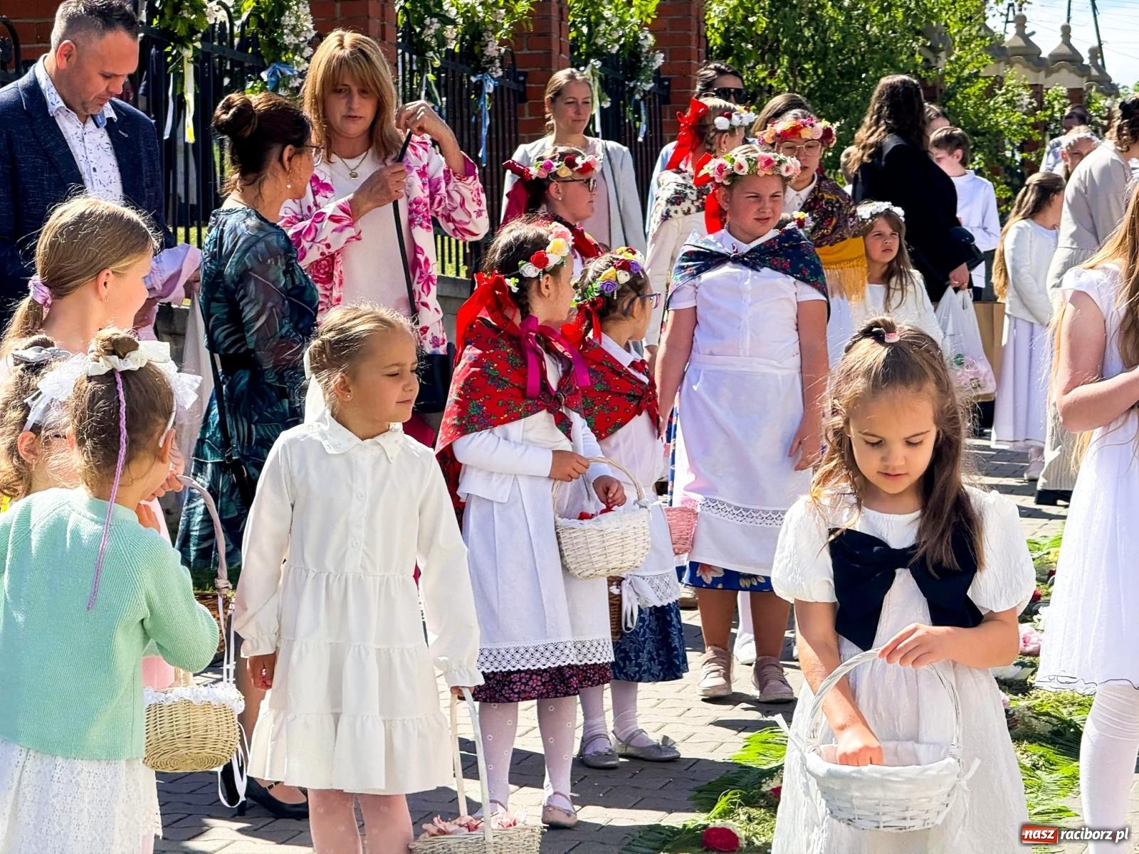 Zdjęcie w galerii na portalu naszraciborz.pl: Tłumy na procesji Bożego Ciała w Brzeziu. Na drodze Najświętszego Sakramentu prawdziwe dzieła sztuki wiadomości z regionu