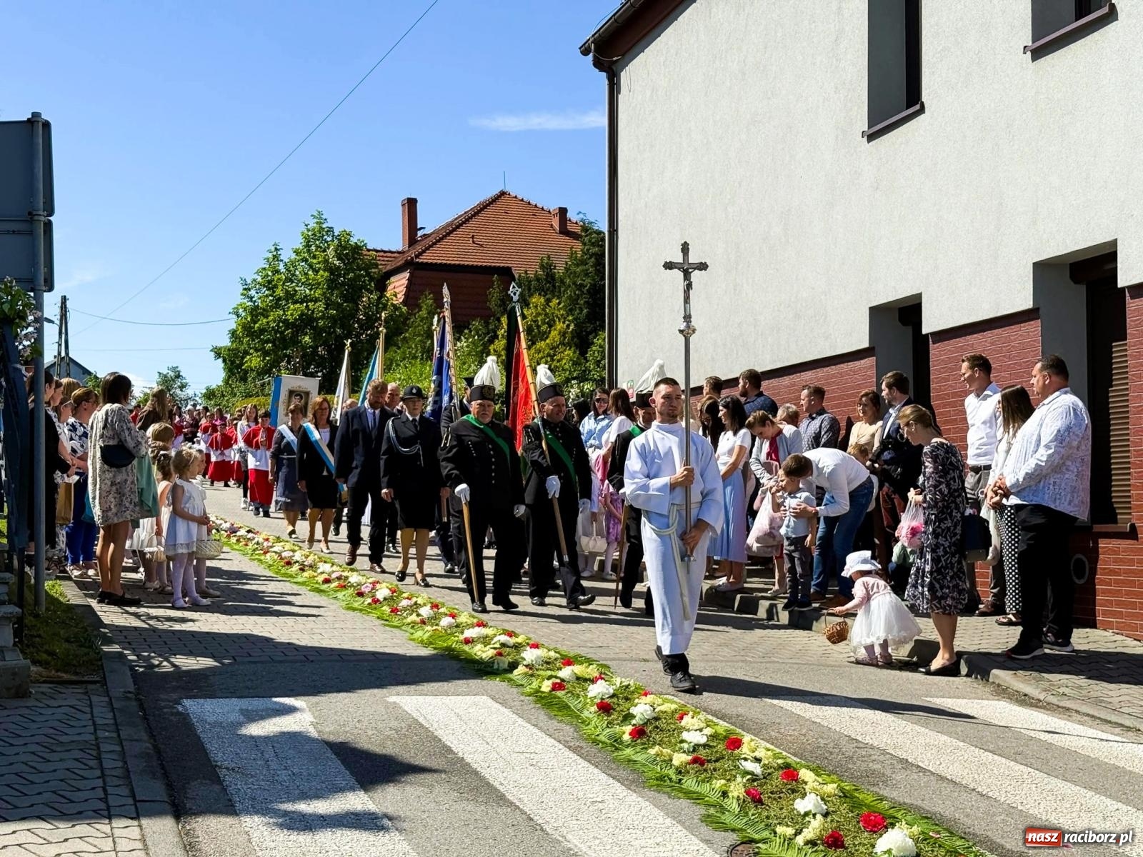 Zdjęcie w galerii na portalu naszraciborz.pl: Tłumy na procesji Bożego Ciała w Brzeziu. Na drodze Najświętszego Sakramentu prawdziwe dzieła sztuki wiadomości z regionu