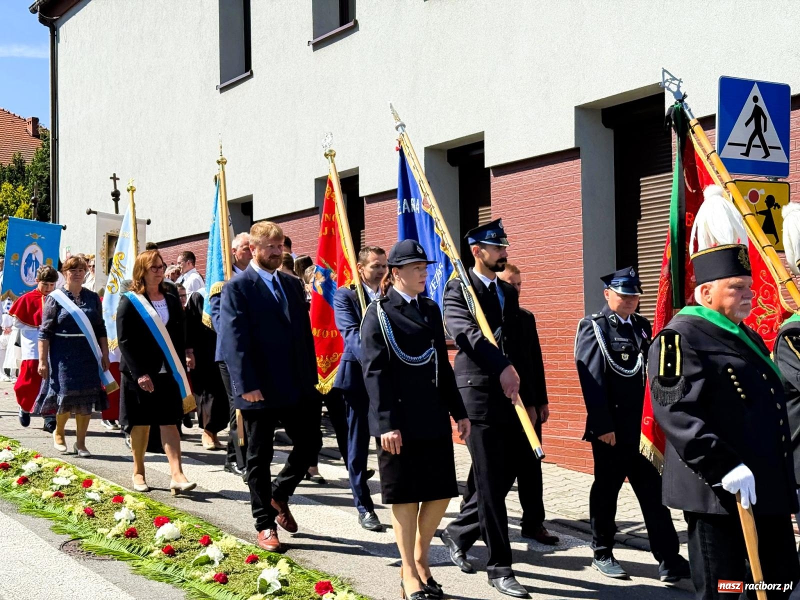 Zdjęcie w galerii na portalu naszraciborz.pl: Tłumy na procesji Bożego Ciała w Brzeziu. Na drodze Najświętszego Sakramentu prawdziwe dzieła sztuki wiadomości z regionu
