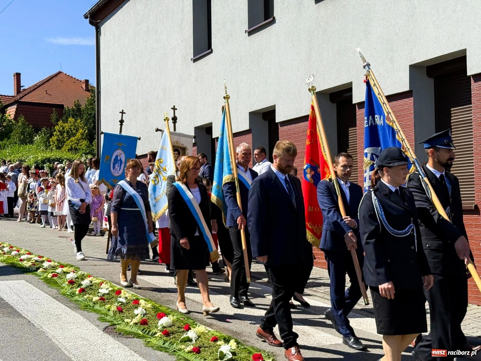 Zdjęcie w galerii na portalu naszraciborz.pl: Tłumy na procesji Bożego Ciała w Brzeziu. Na drodze Najświętszego Sakramentu prawdziwe dzieła sztuki wiadomości z regionu