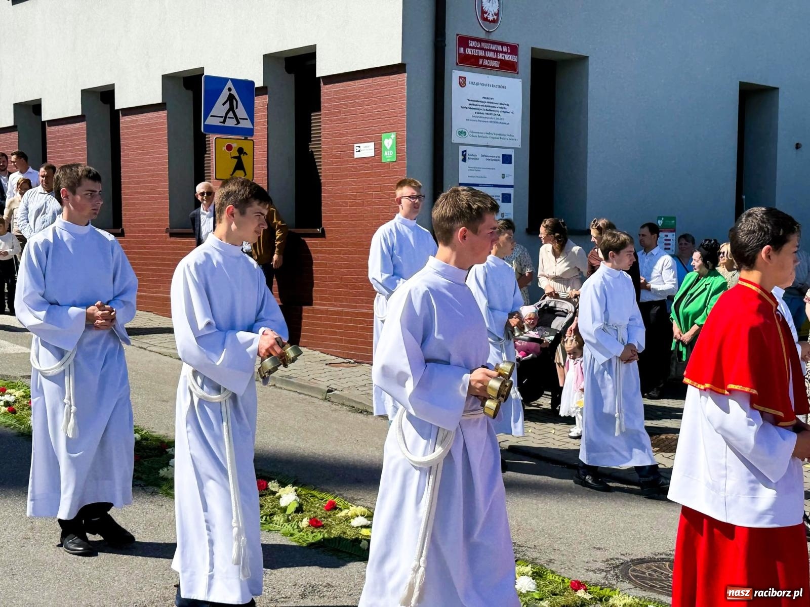 Zdjęcie w galerii na portalu naszraciborz.pl: Tłumy na procesji Bożego Ciała w Brzeziu. Na drodze Najświętszego Sakramentu prawdziwe dzieła sztuki wiadomości z regionu
