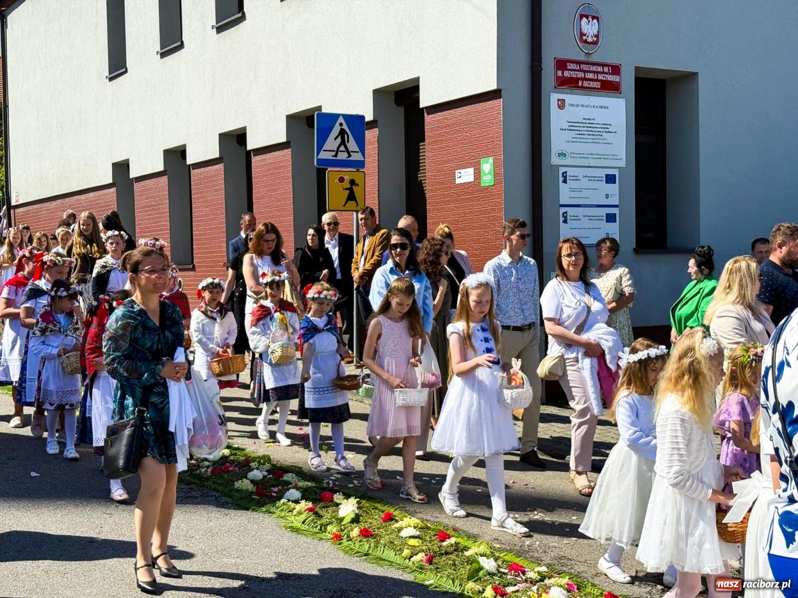 Zdjęcie w galerii na portalu naszraciborz.pl: Tłumy na procesji Bożego Ciała w Brzeziu. Na drodze Najświętszego Sakramentu prawdziwe dzieła sztuki wiadomości z regionu