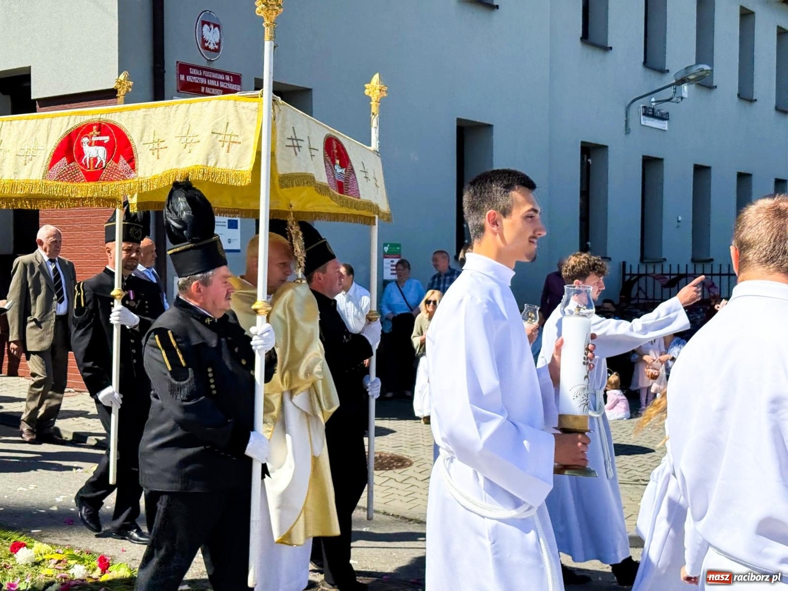 Zdjęcie w galerii na portalu naszraciborz.pl: Tłumy na procesji Bożego Ciała w Brzeziu. Na drodze Najświętszego Sakramentu prawdziwe dzieła sztuki wiadomości z regionu