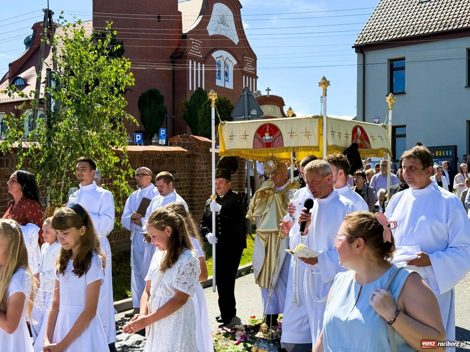 Zdjęcie w galerii na portalu naszraciborz.pl: Tłumy na procesji Bożego Ciała w Brzeziu. Na drodze Najświętszego Sakramentu prawdziwe dzieła sztuki wiadomości z regionu
