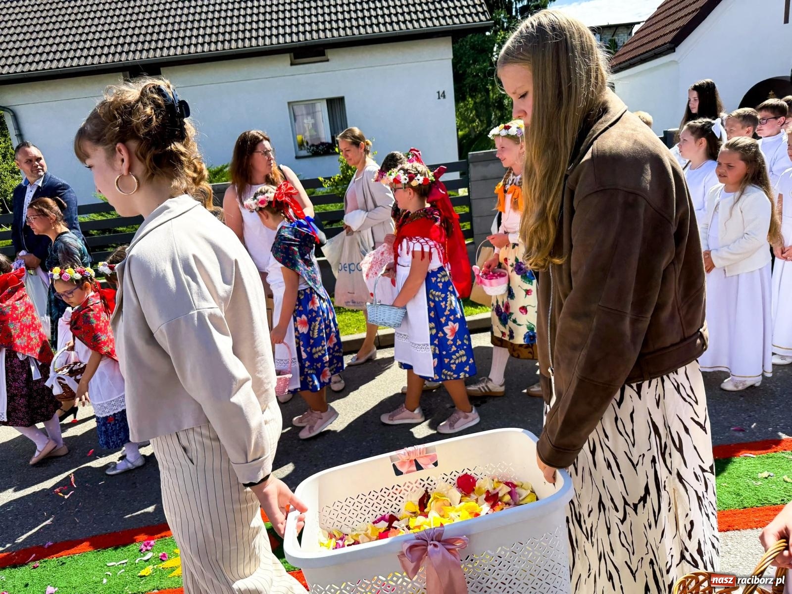 Zdjęcie w galerii na portalu naszraciborz.pl: Tłumy na procesji Bożego Ciała w Brzeziu. Na drodze Najświętszego Sakramentu prawdziwe dzieła sztuki wiadomości z regionu