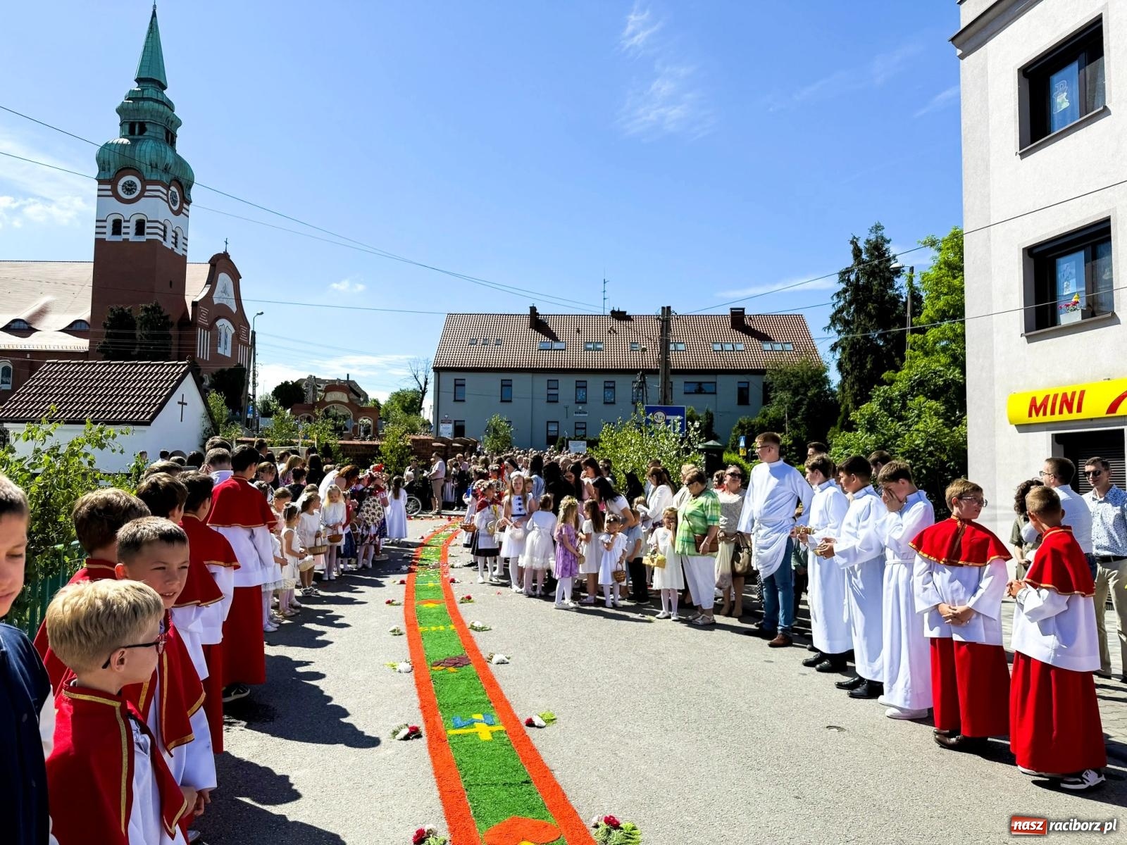 Zdjęcie w galerii na portalu naszraciborz.pl: Tłumy na procesji Bożego Ciała w Brzeziu. Na drodze Najświętszego Sakramentu prawdziwe dzieła sztuki wiadomości z regionu