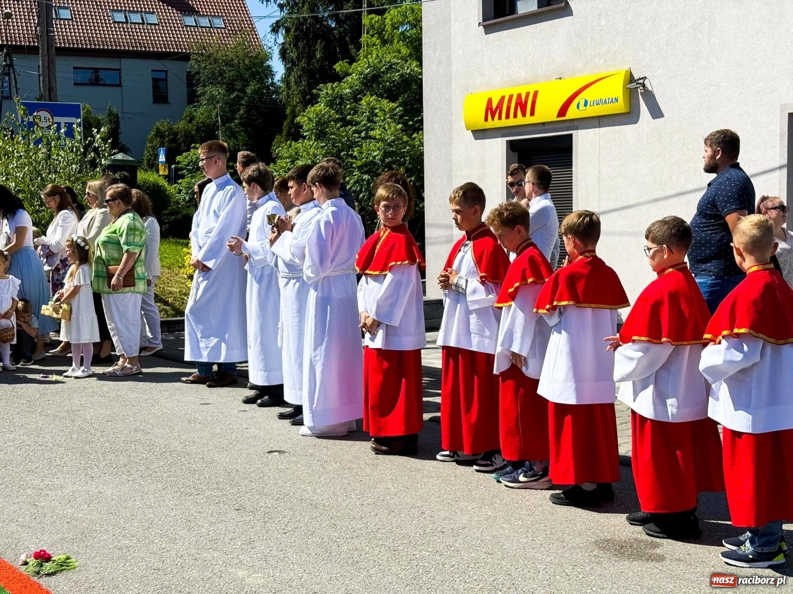 Zdjęcie w galerii na portalu naszraciborz.pl: Tłumy na procesji Bożego Ciała w Brzeziu. Na drodze Najświętszego Sakramentu prawdziwe dzieła sztuki wiadomości z regionu