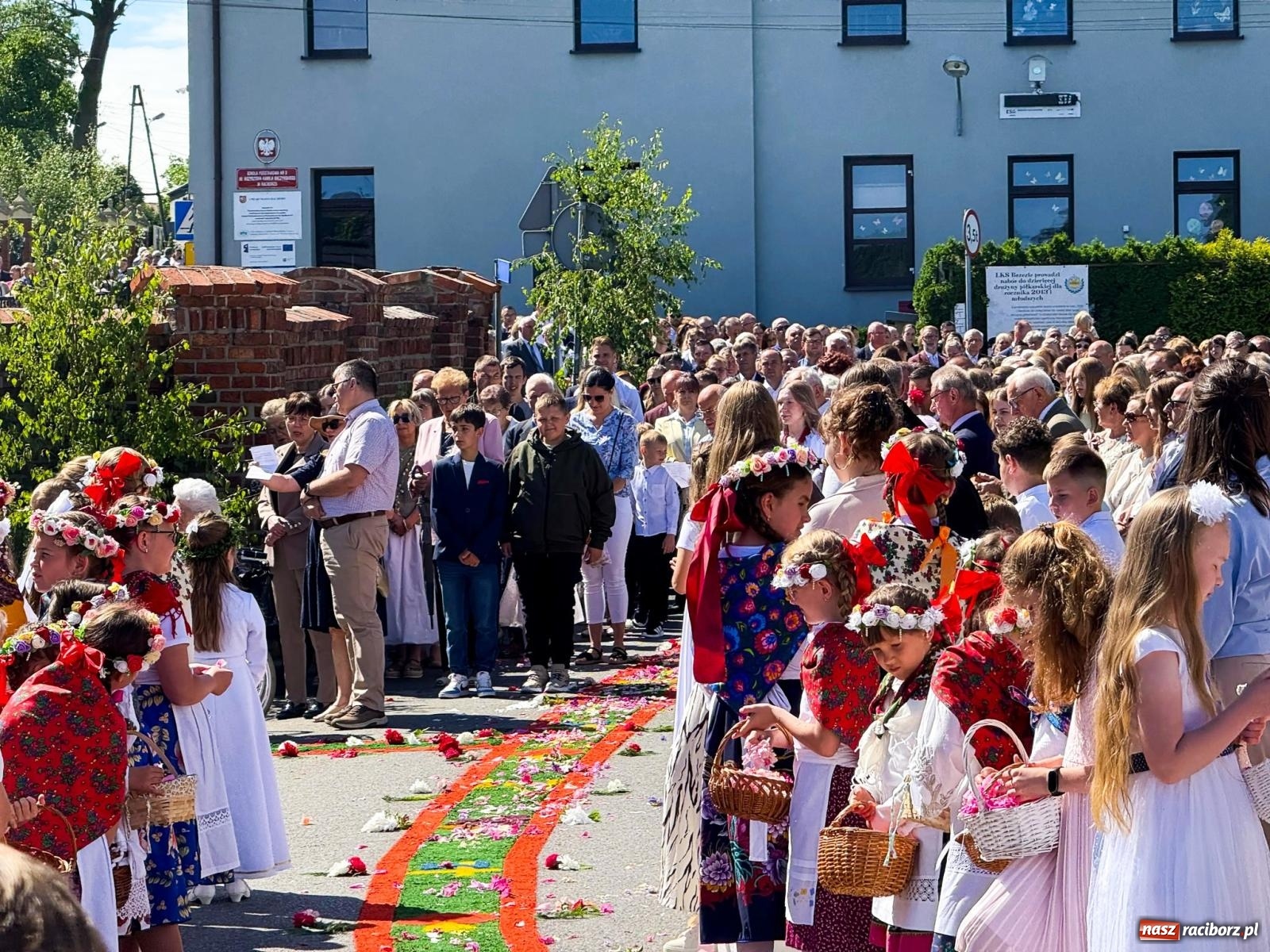 Zdjęcie w galerii na portalu naszraciborz.pl: Tłumy na procesji Bożego Ciała w Brzeziu. Na drodze Najświętszego Sakramentu prawdziwe dzieła sztuki wiadomości z regionu