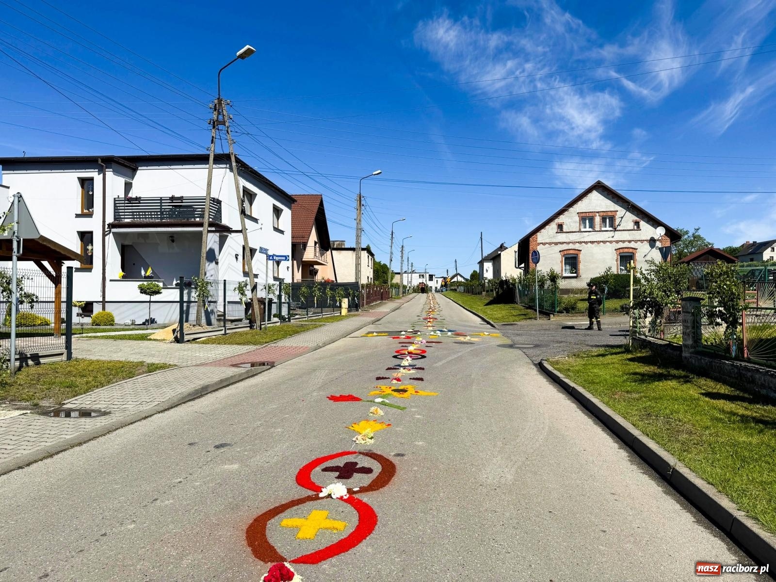 Zdjęcie w galerii na portalu naszraciborz.pl: Tłumy na procesji Bożego Ciała w Brzeziu. Na drodze Najświętszego Sakramentu prawdziwe dzieła sztuki wiadomości z regionu