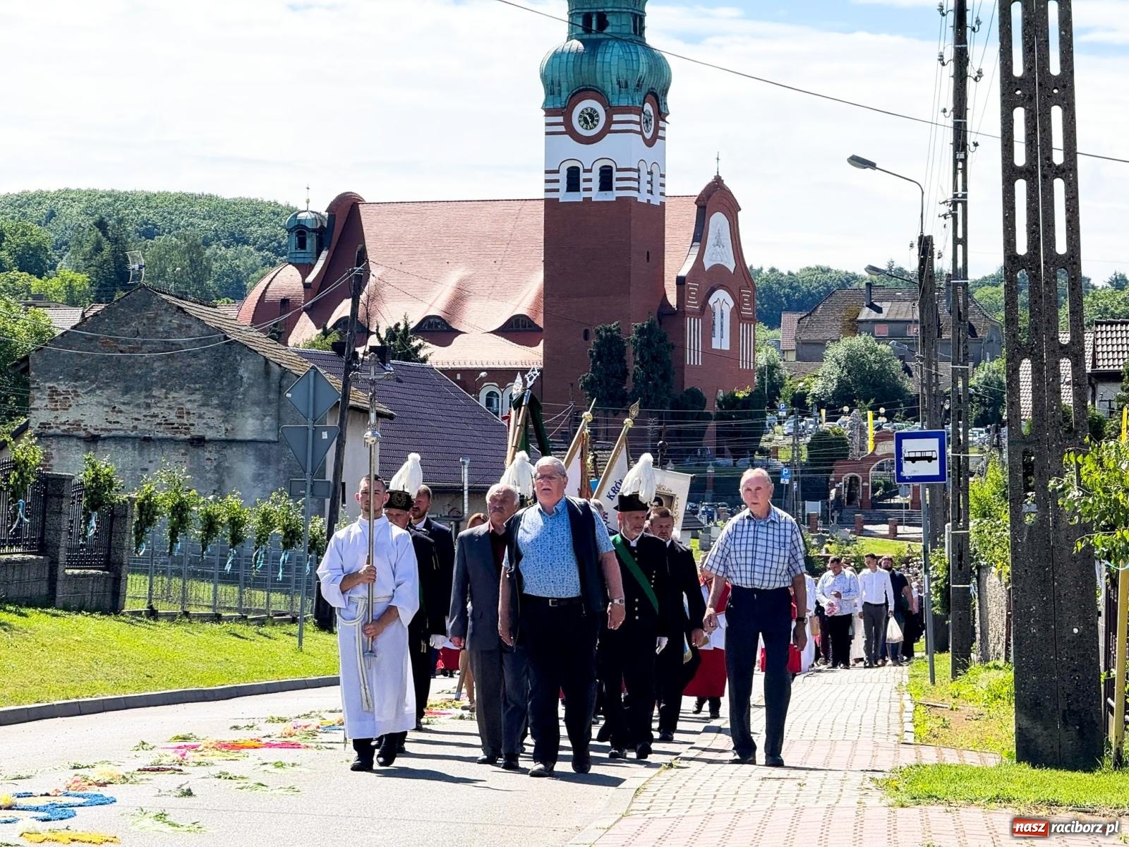Zdjęcie w galerii na portalu naszraciborz.pl: Tłumy na procesji Bożego Ciała w Brzeziu. Na drodze Najświętszego Sakramentu prawdziwe dzieła sztuki wiadomości z regionu