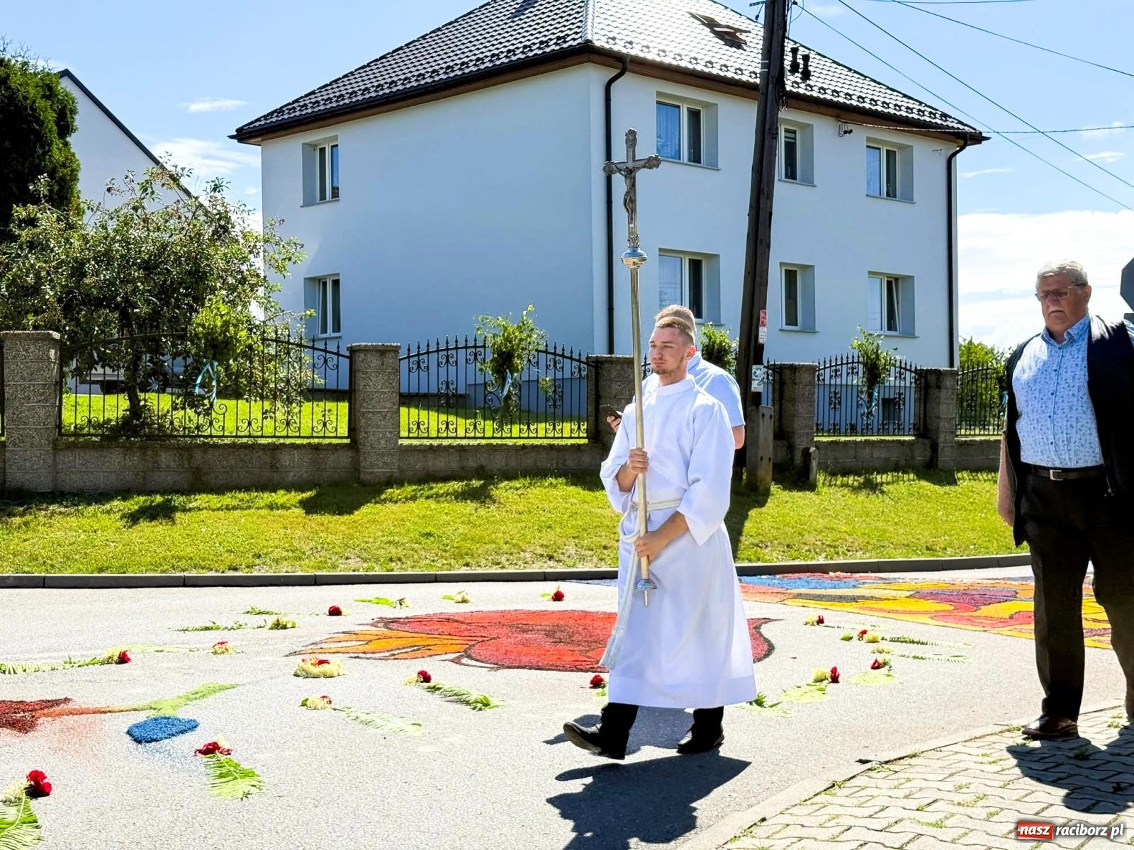 Zdjęcie w galerii na portalu naszraciborz.pl: Tłumy na procesji Bożego Ciała w Brzeziu. Na drodze Najświętszego Sakramentu prawdziwe dzieła sztuki wiadomości z regionu