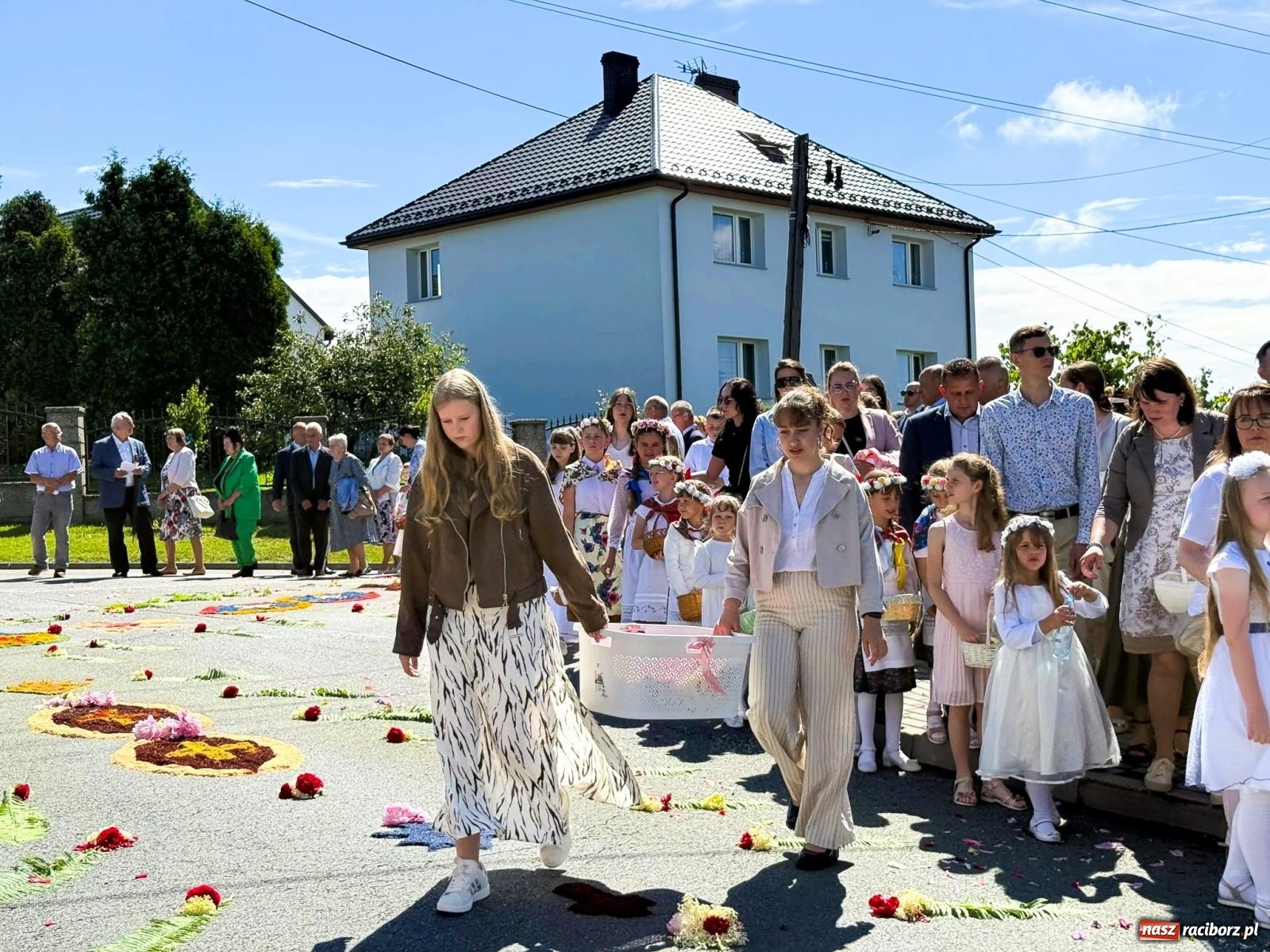 Zdjęcie w galerii na portalu naszraciborz.pl: Tłumy na procesji Bożego Ciała w Brzeziu. Na drodze Najświętszego Sakramentu prawdziwe dzieła sztuki wiadomości z regionu
