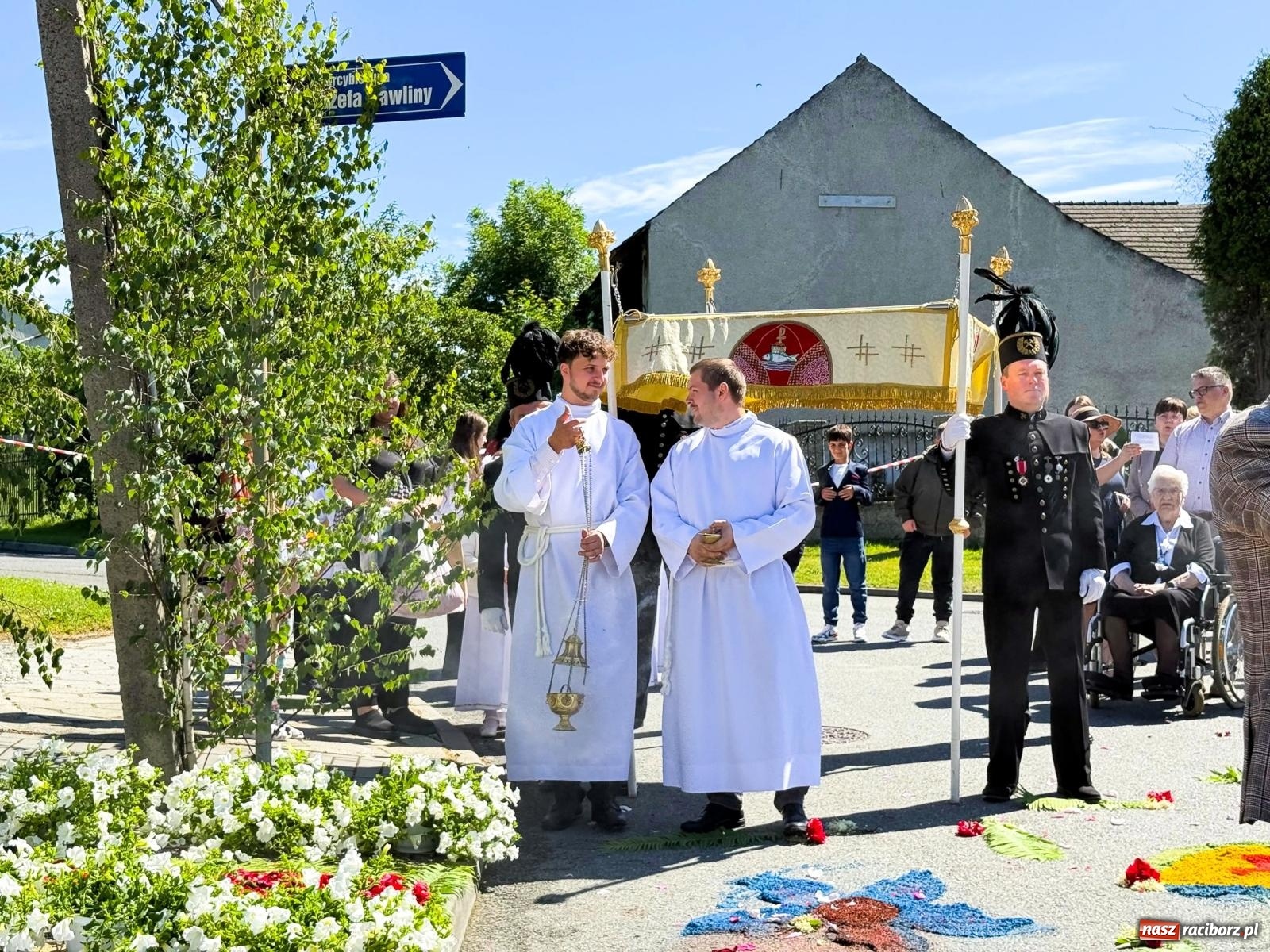 Zdjęcie w galerii na portalu naszraciborz.pl: Tłumy na procesji Bożego Ciała w Brzeziu. Na drodze Najświętszego Sakramentu prawdziwe dzieła sztuki wiadomości z regionu