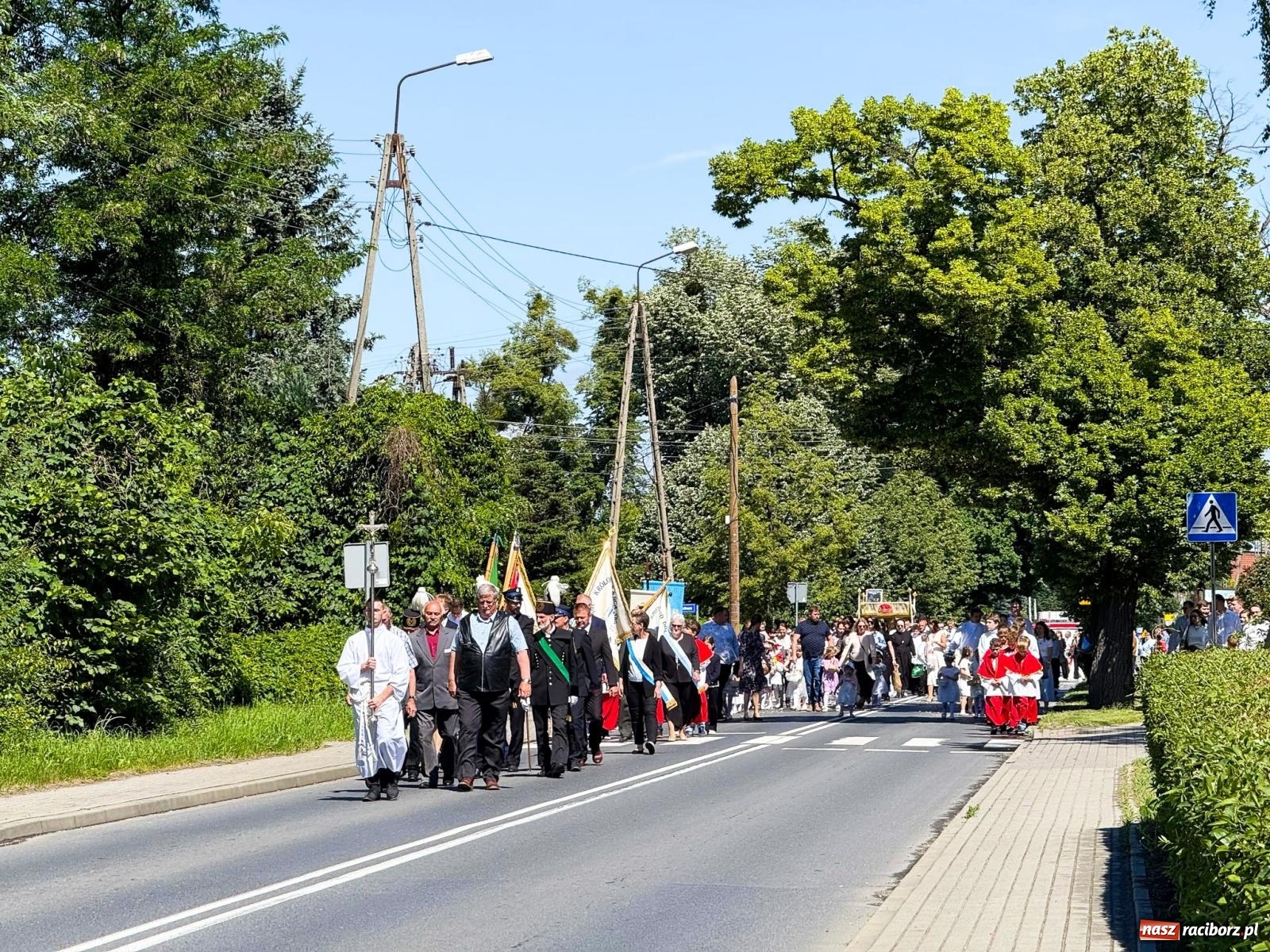 Zdjęcie w galerii na portalu naszraciborz.pl: Tłumy na procesji Bożego Ciała w Brzeziu. Na drodze Najświętszego Sakramentu prawdziwe dzieła sztuki wiadomości z regionu