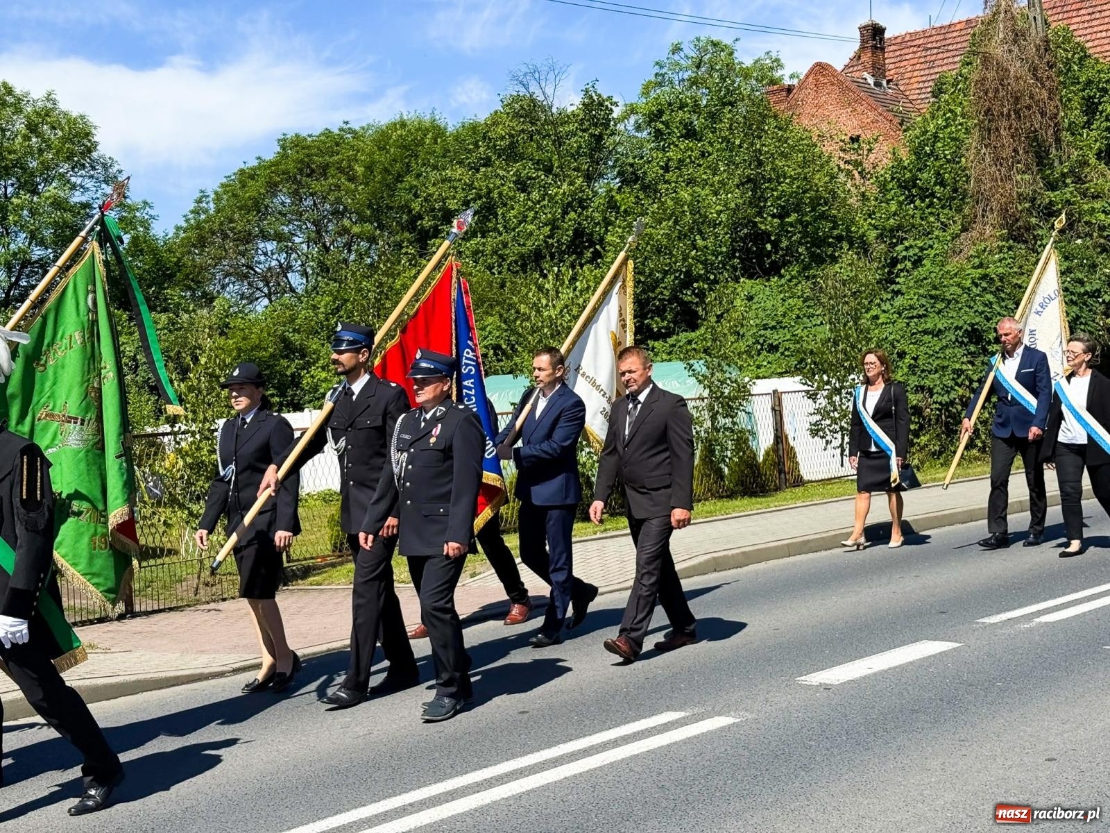 Zdjęcie w galerii na portalu naszraciborz.pl: Tłumy na procesji Bożego Ciała w Brzeziu. Na drodze Najświętszego Sakramentu prawdziwe dzieła sztuki wiadomości z regionu