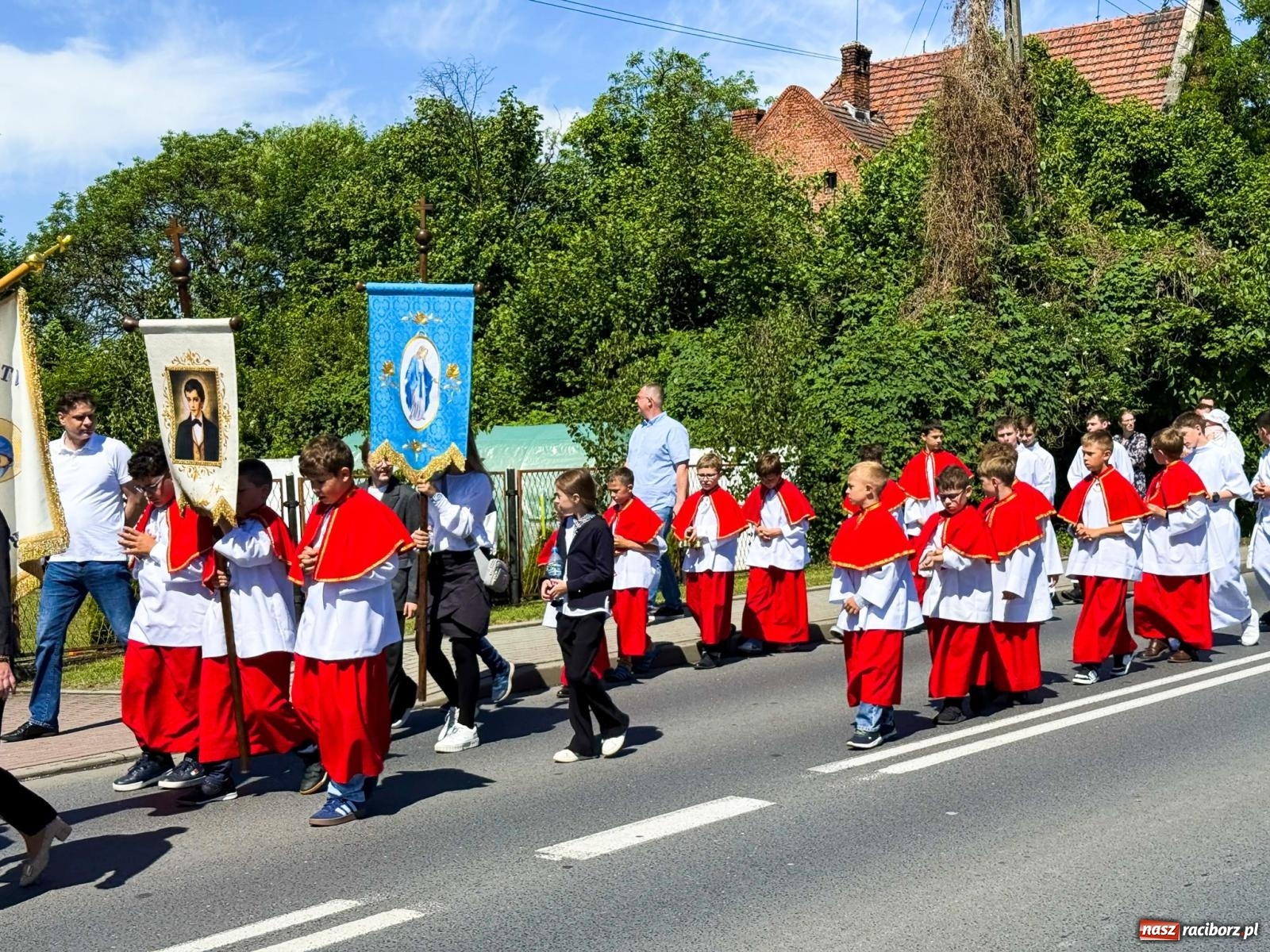 Zdjęcie w galerii na portalu naszraciborz.pl: Tłumy na procesji Bożego Ciała w Brzeziu. Na drodze Najświętszego Sakramentu prawdziwe dzieła sztuki wiadomości z regionu