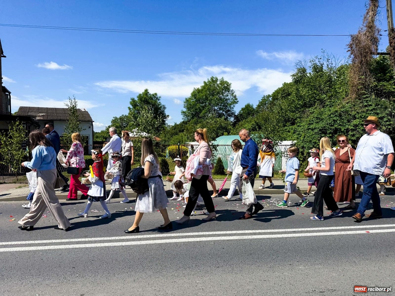 Zdjęcie w galerii na portalu naszraciborz.pl: Tłumy na procesji Bożego Ciała w Brzeziu. Na drodze Najświętszego Sakramentu prawdziwe dzieła sztuki wiadomości z regionu