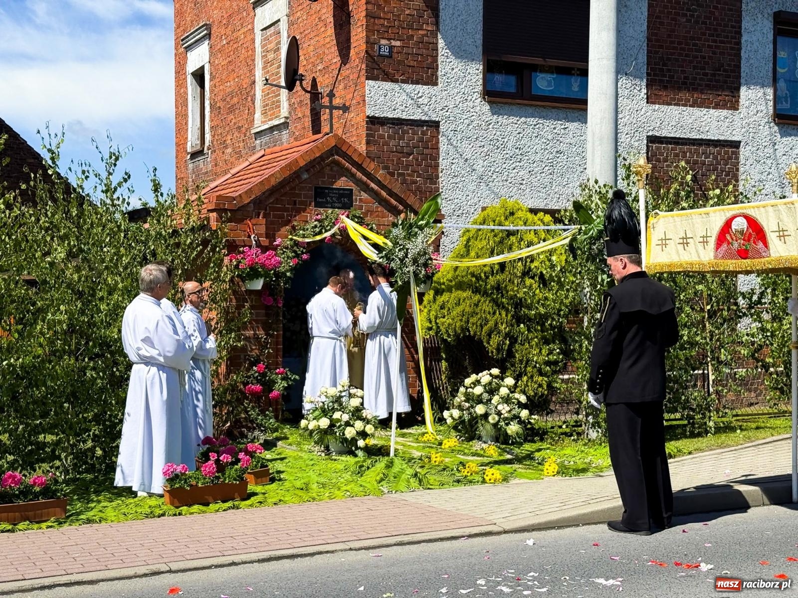 Zdjęcie w galerii na portalu naszraciborz.pl: Tłumy na procesji Bożego Ciała w Brzeziu. Na drodze Najświętszego Sakramentu prawdziwe dzieła sztuki wiadomości z regionu