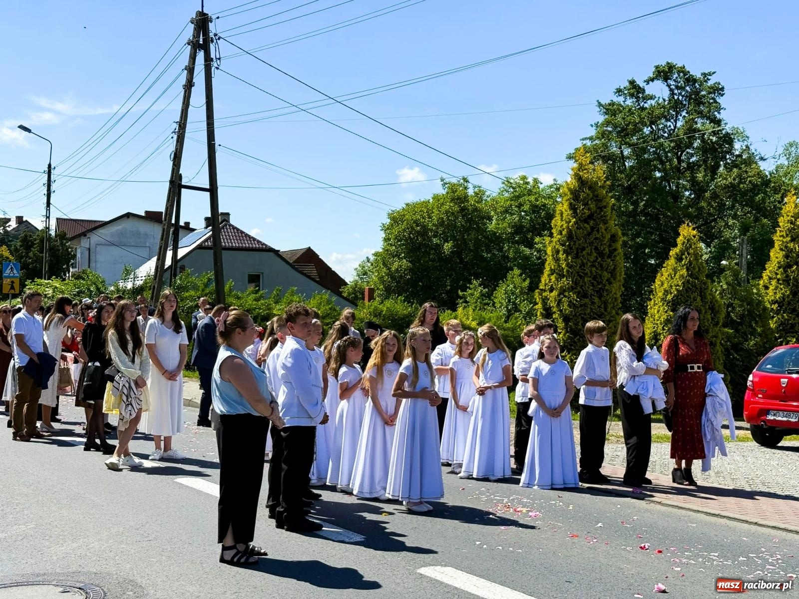 Zdjęcie w galerii na portalu naszraciborz.pl: Tłumy na procesji Bożego Ciała w Brzeziu. Na drodze Najświętszego Sakramentu prawdziwe dzieła sztuki wiadomości z regionu